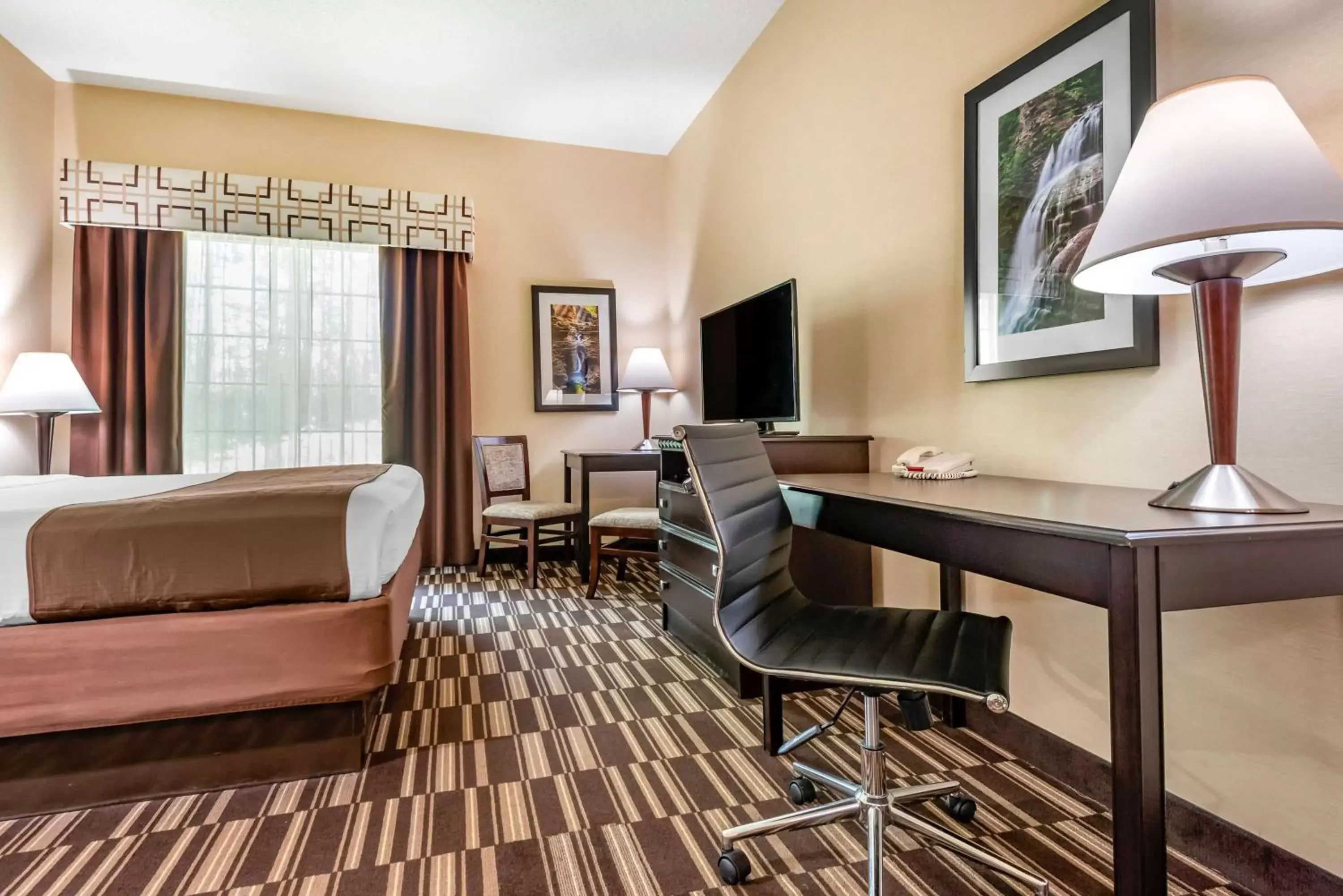 Bedroom, Seating Area in Best Western PLUS Victor Inn & Suites