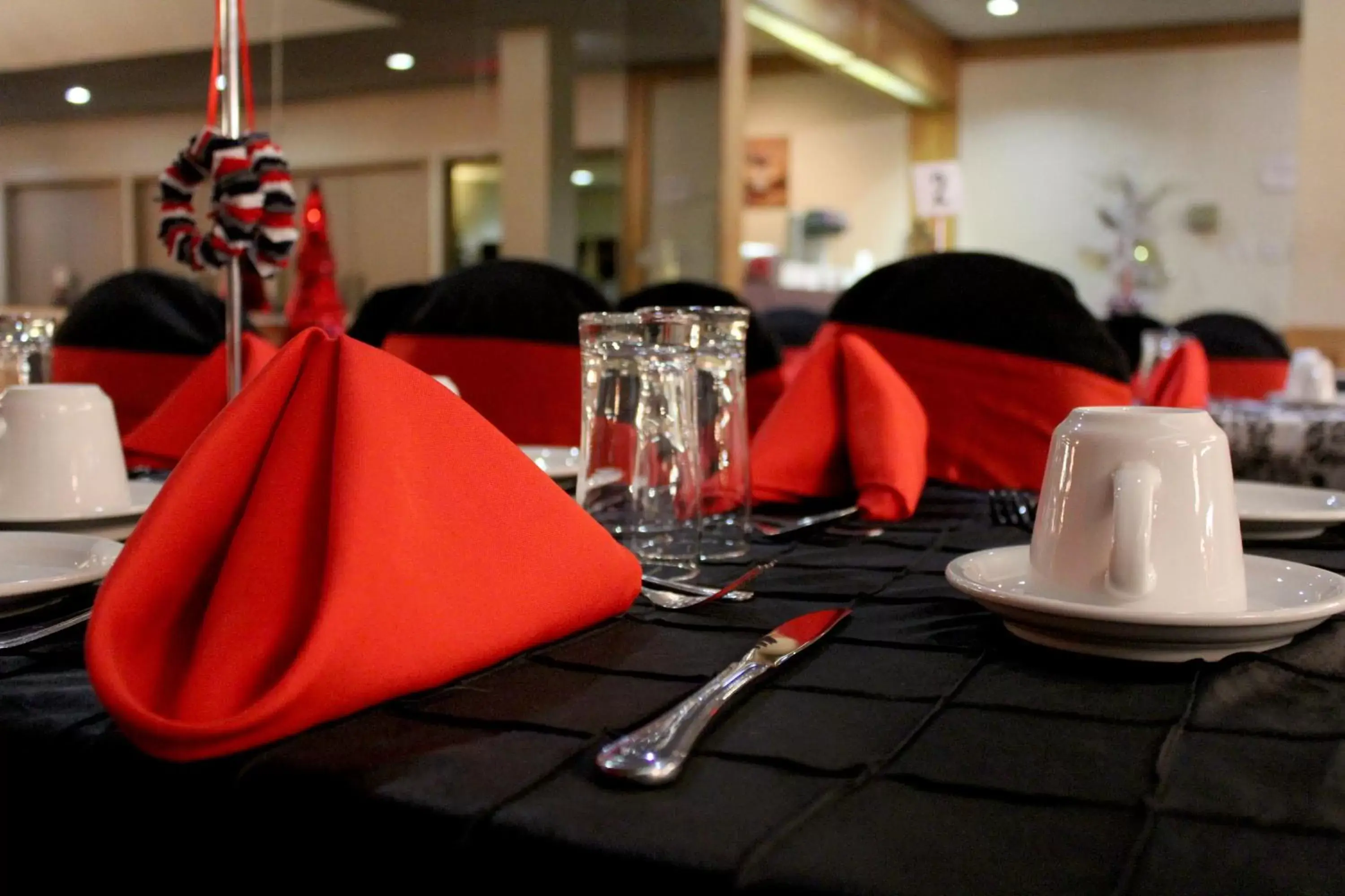 Banquet/Function facilities, Restaurant/Places to Eat in Continental Inn & Suites