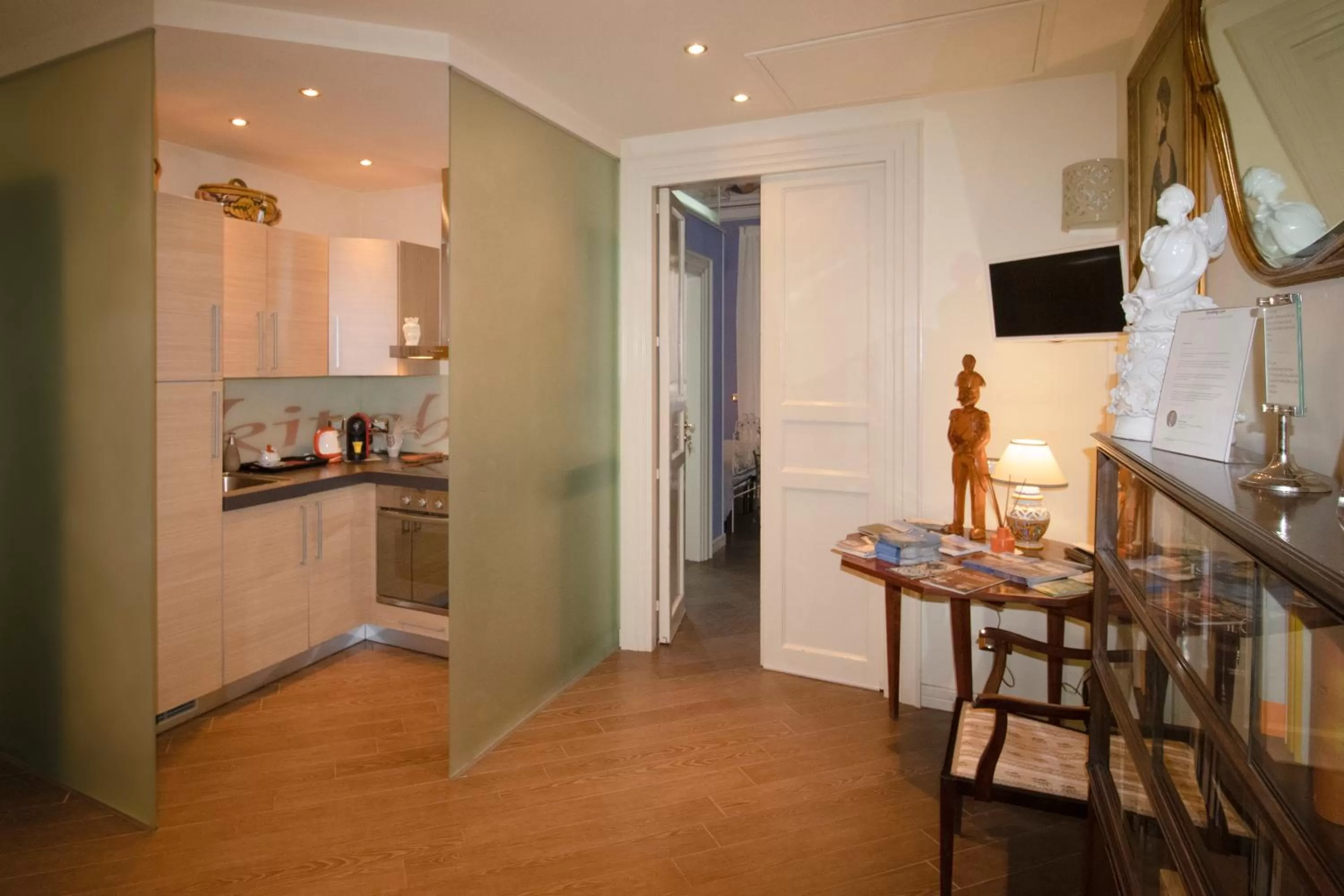 Communal lounge/ TV room in THE PALACE B&B and Apartments