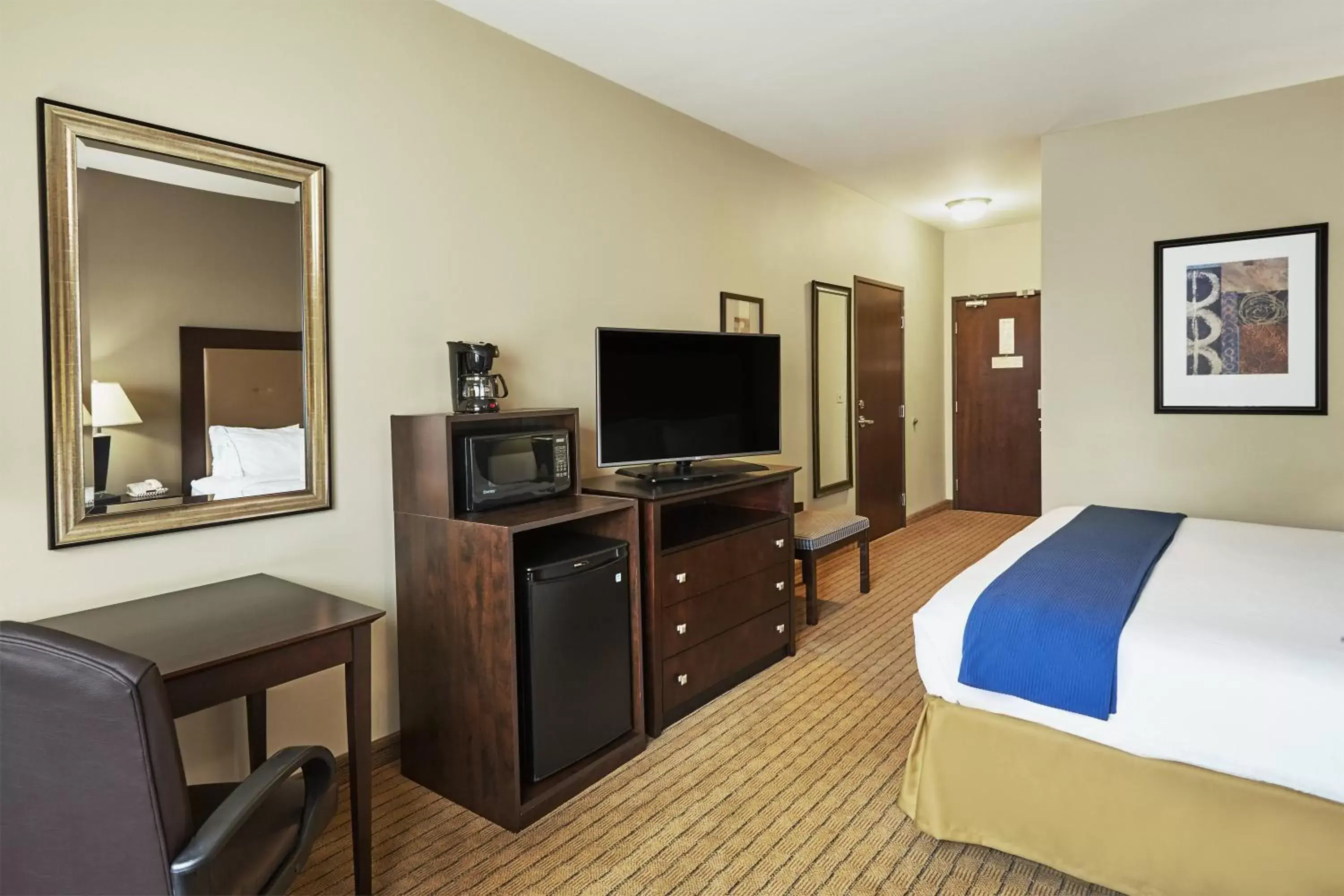 Photo of the whole room, TV/Entertainment Center in Holiday Inn Express & Suites Madison-Verona, an IHG Hotel