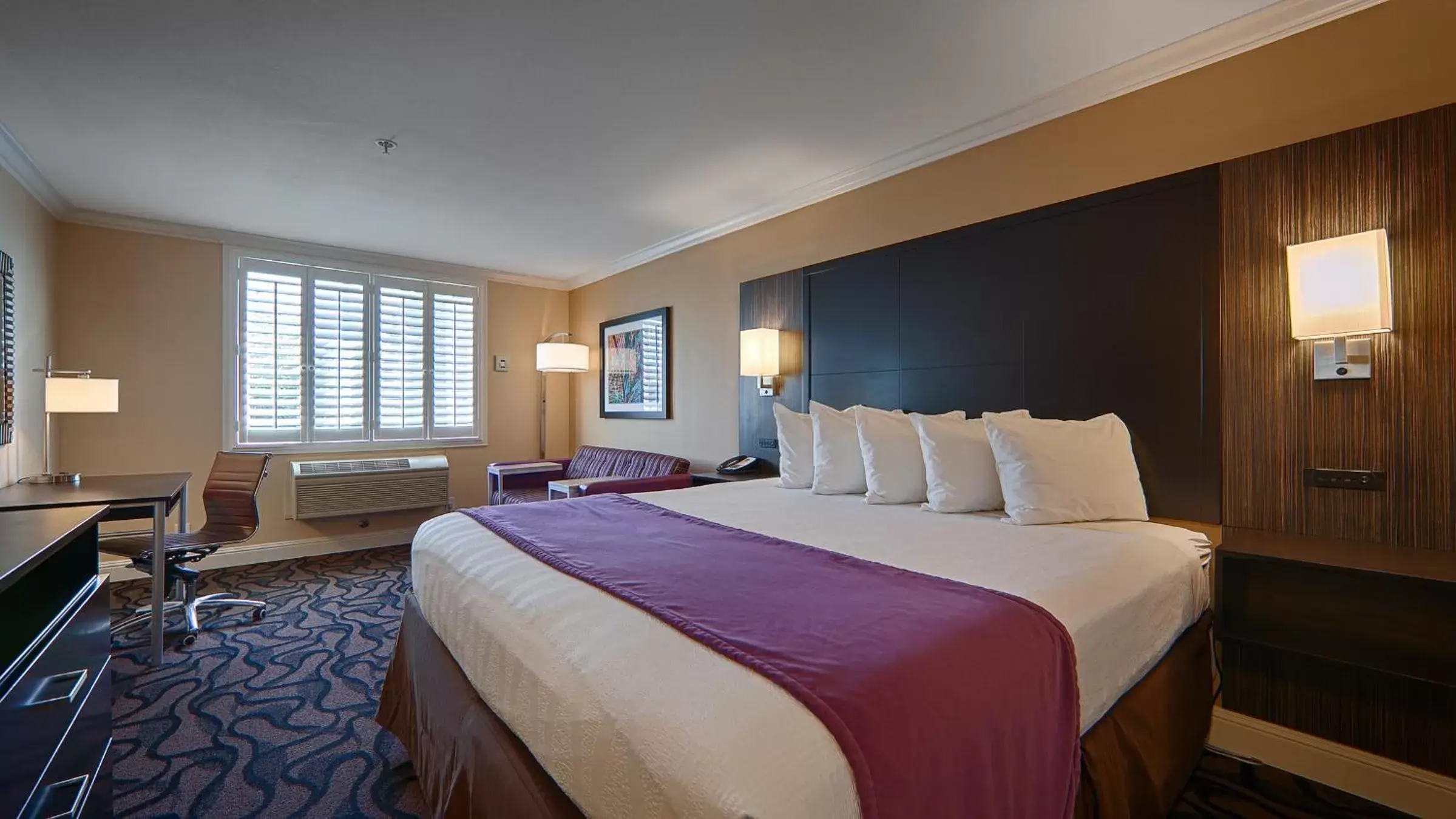 Bedroom, Bed in Best Western Plus Airport Plaza