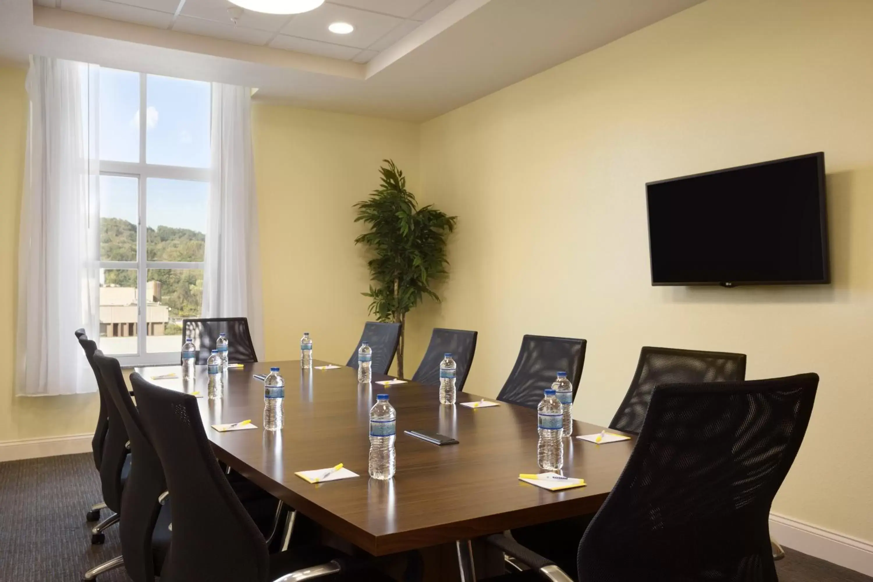 Meeting/conference room in Days Inn & Suites by Wyndham Caldwell