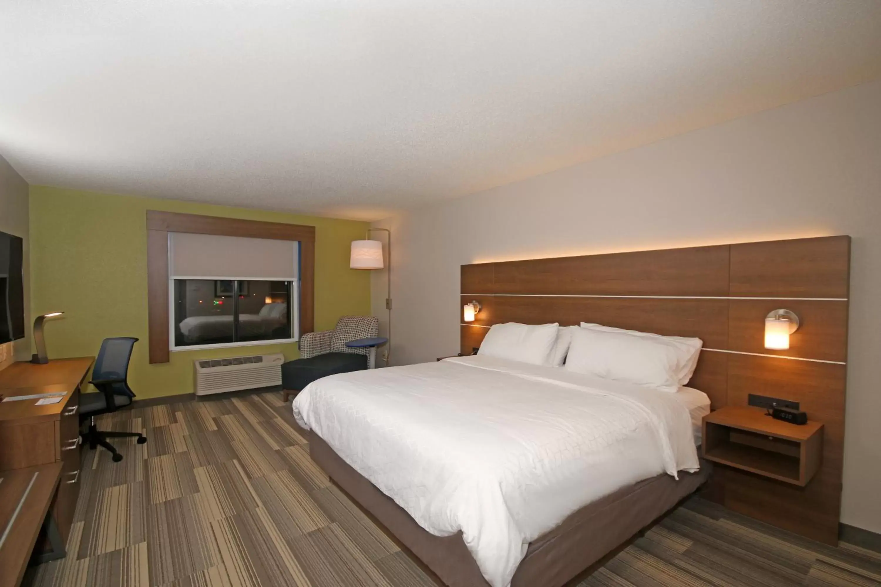 Photo of the whole room, Bed in Holiday Inn Express Troutville-Roanoke North, an IHG Hotel