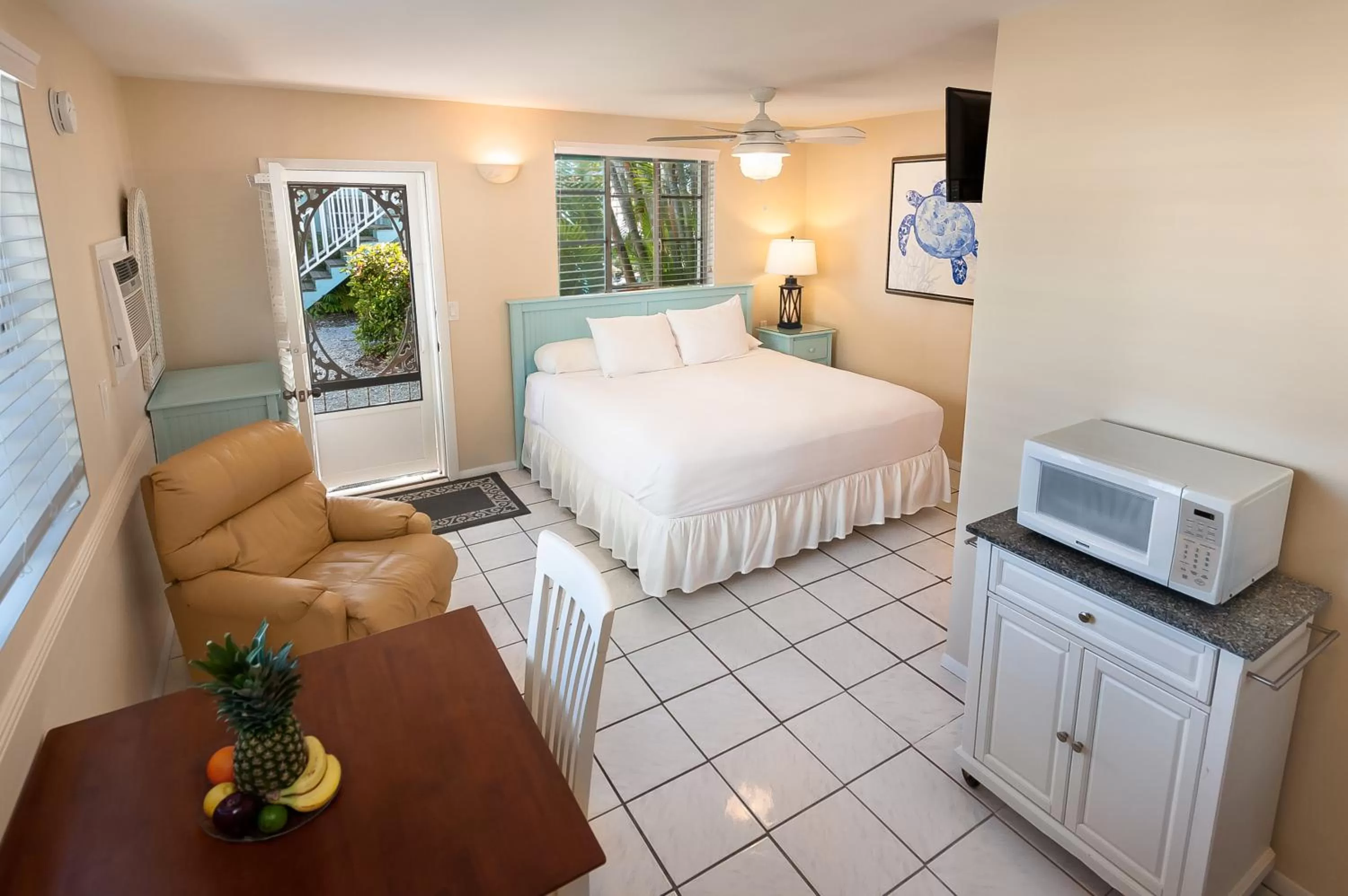 Photo of the whole room, Bed in Cedar Cove Resort & Cottages