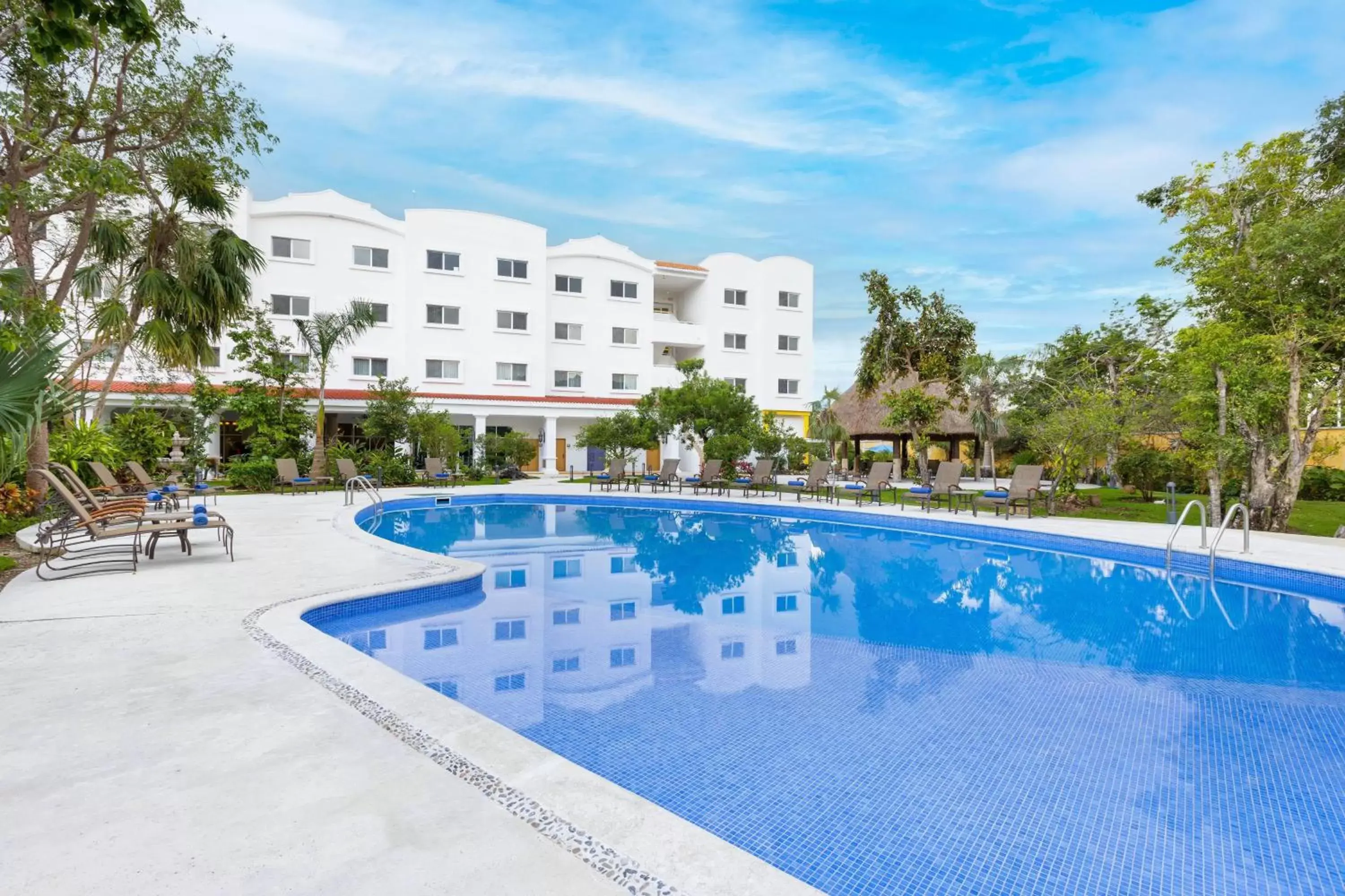 Swimming Pool in Courtyard by Marriott Cancun Airport