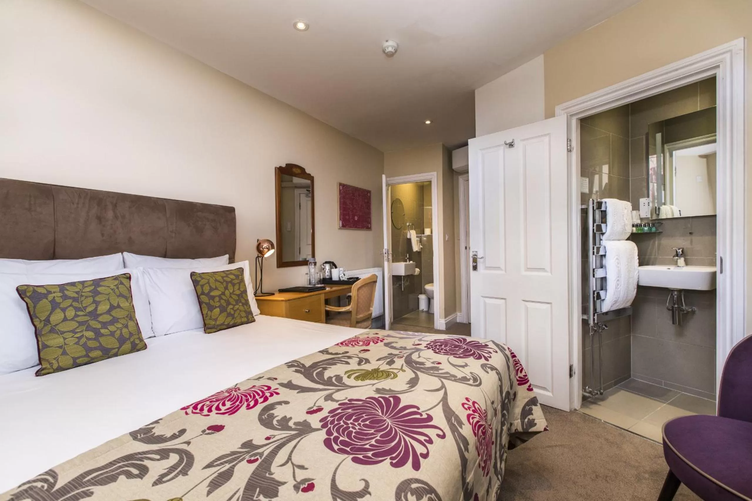 Bedroom, Bed in The Windermere Hotel, London