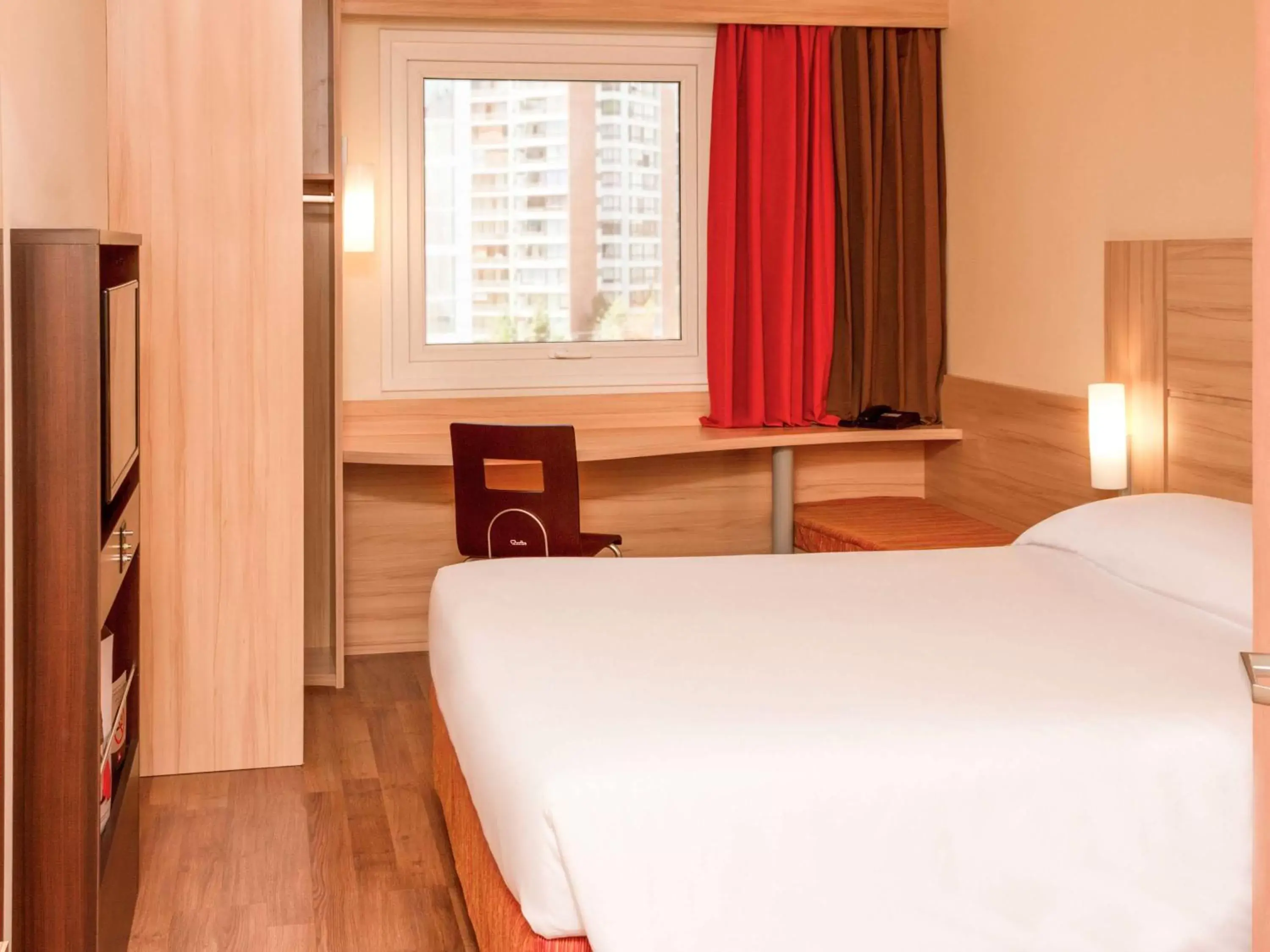 Photo of the whole room, Bed in ibis Santiago Las Condes Manquehue