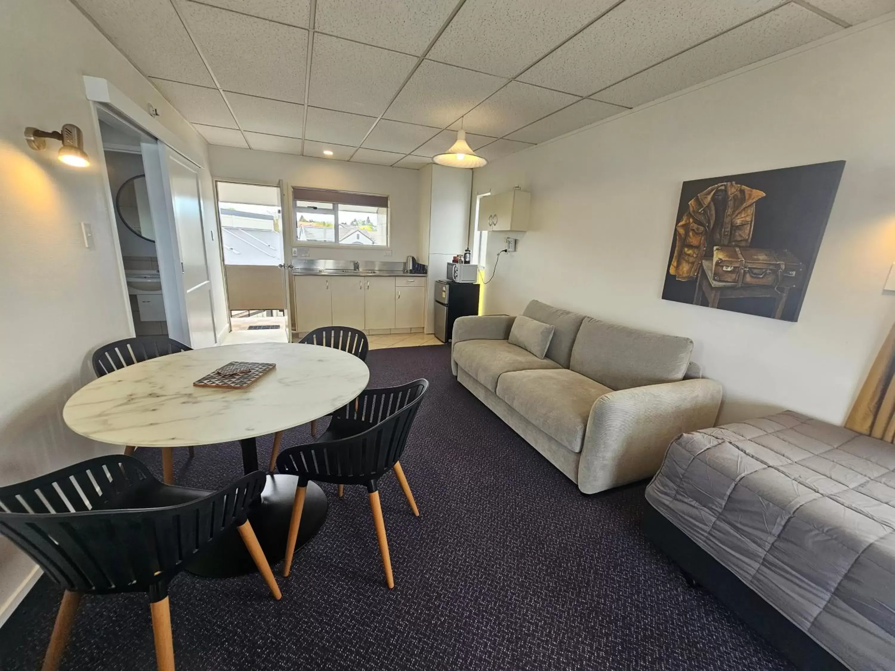 Bed, Seating Area in Tui Oaks Motel