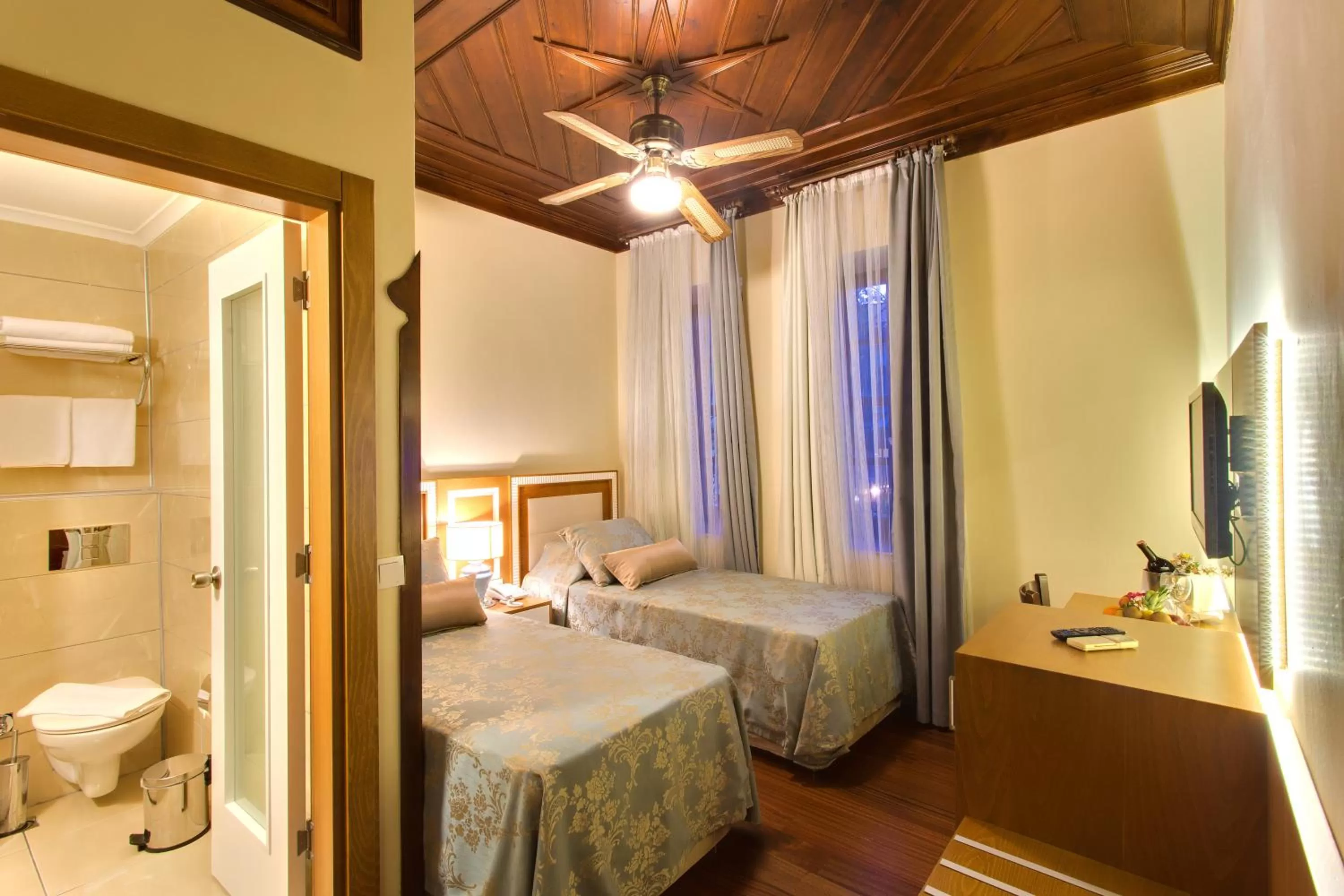 Photo of the whole room, Bed in Dogan Hotel