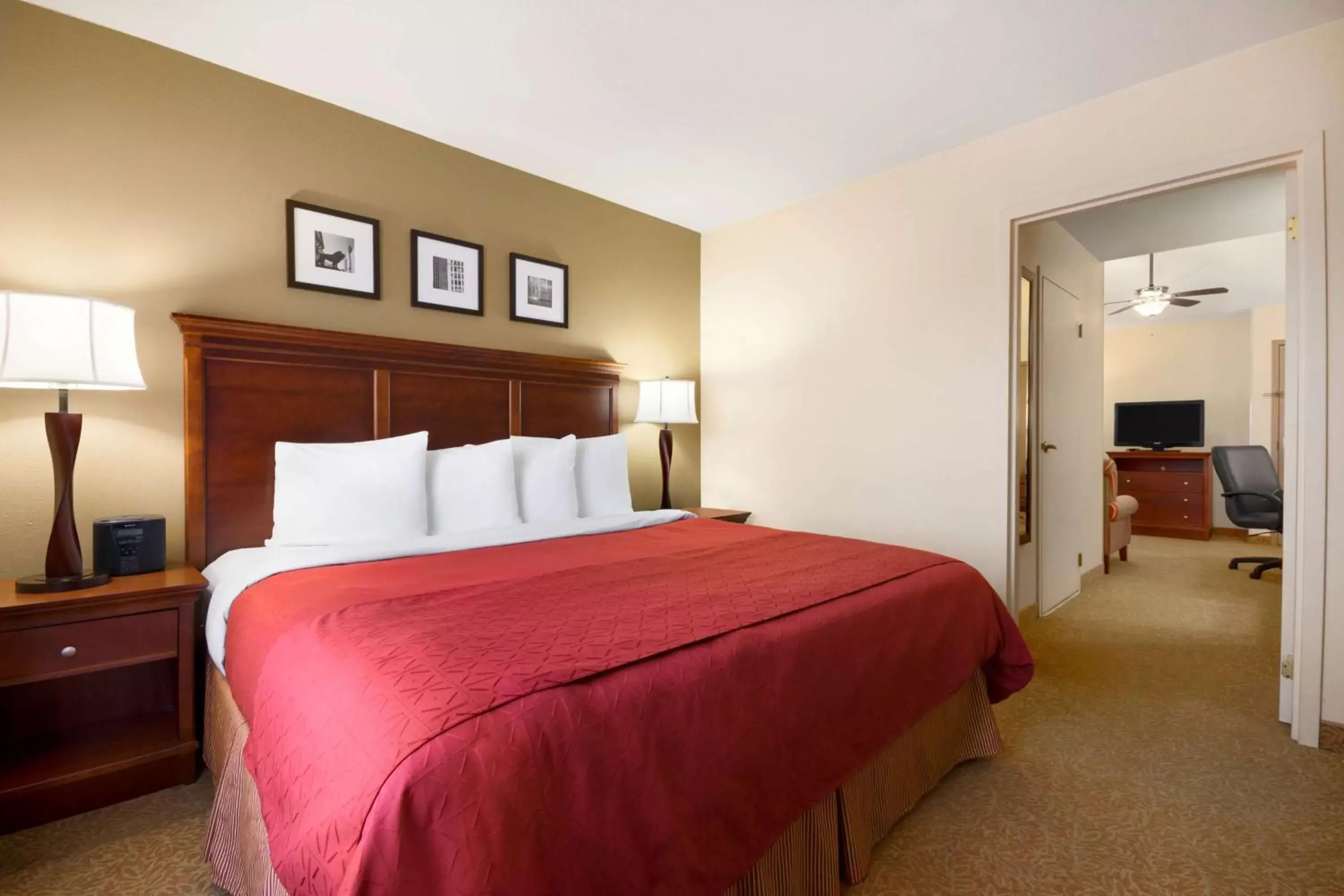 Photo of the whole room, Bed in Country Inn & Suites by Radisson, Atlanta I-75 South, GA