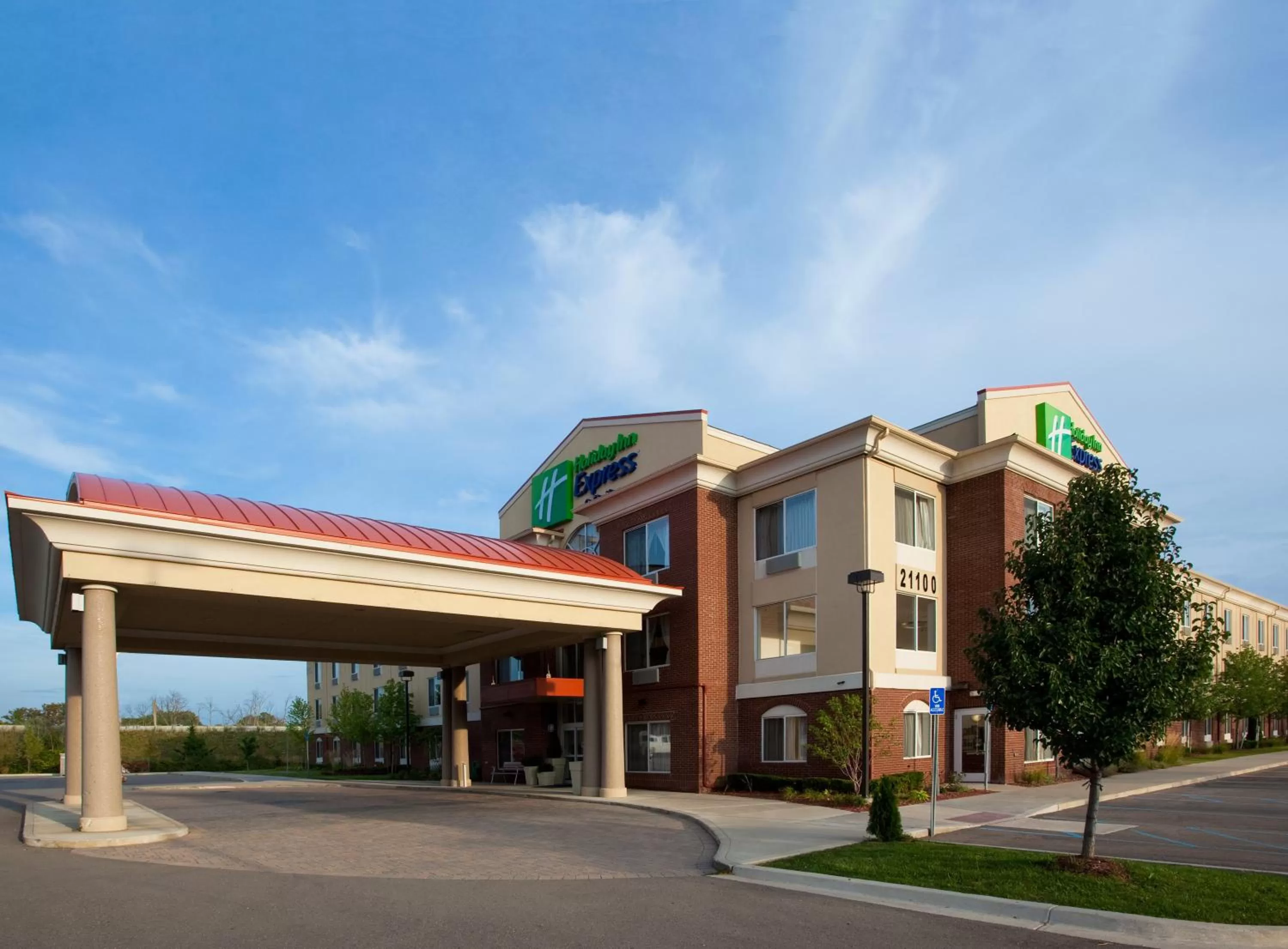 Property building in Holiday Inn Express & Suites Detroit - Farmington Hills by IHG