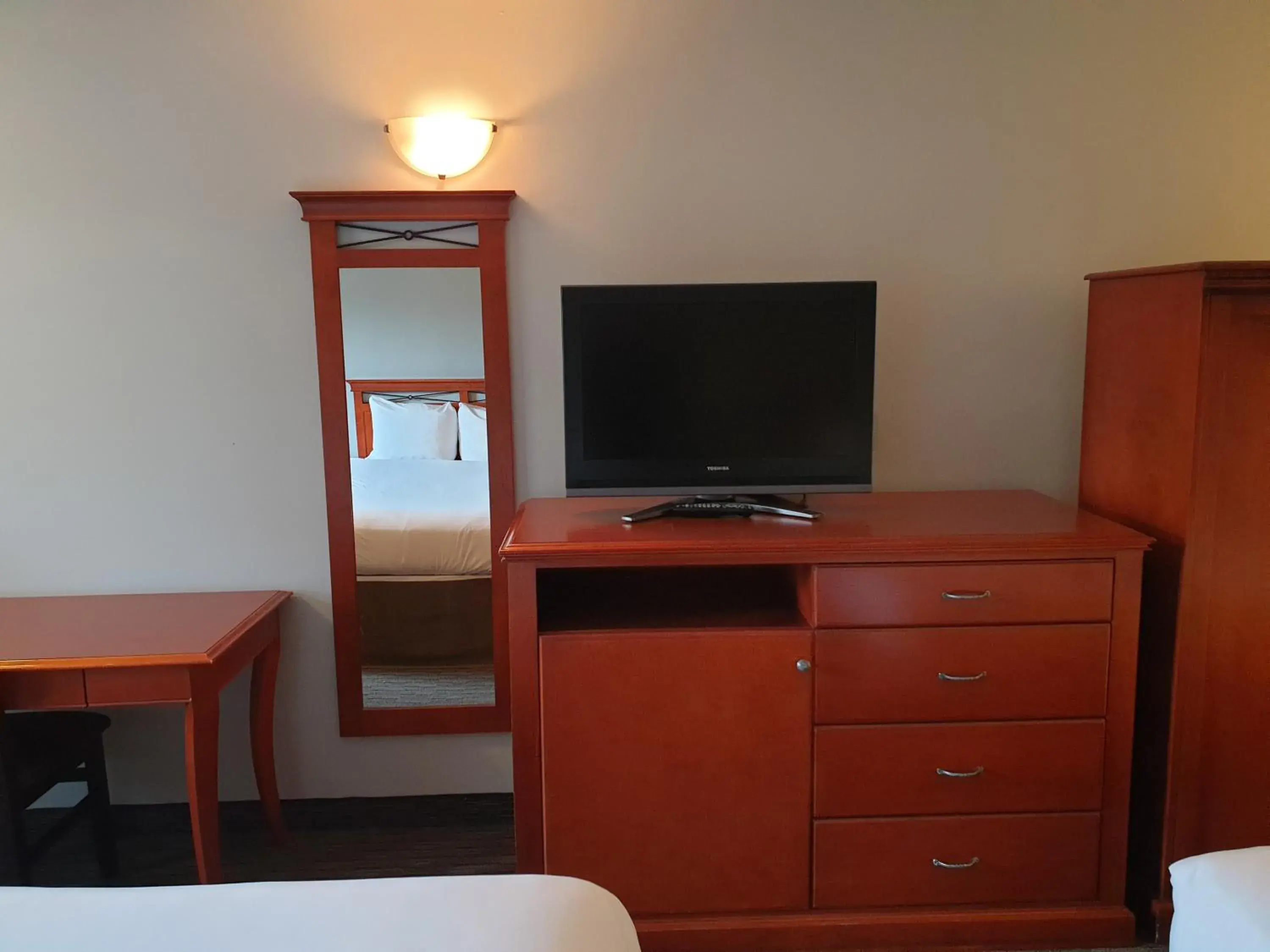 Bedroom, TV/Entertainment Center in Riverland Inn & Suites