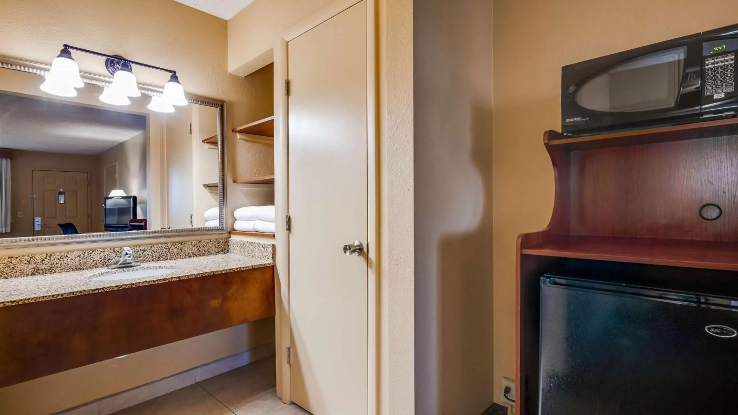 Photo of the whole room, Bathroom in Best Western Cottonwood Inn