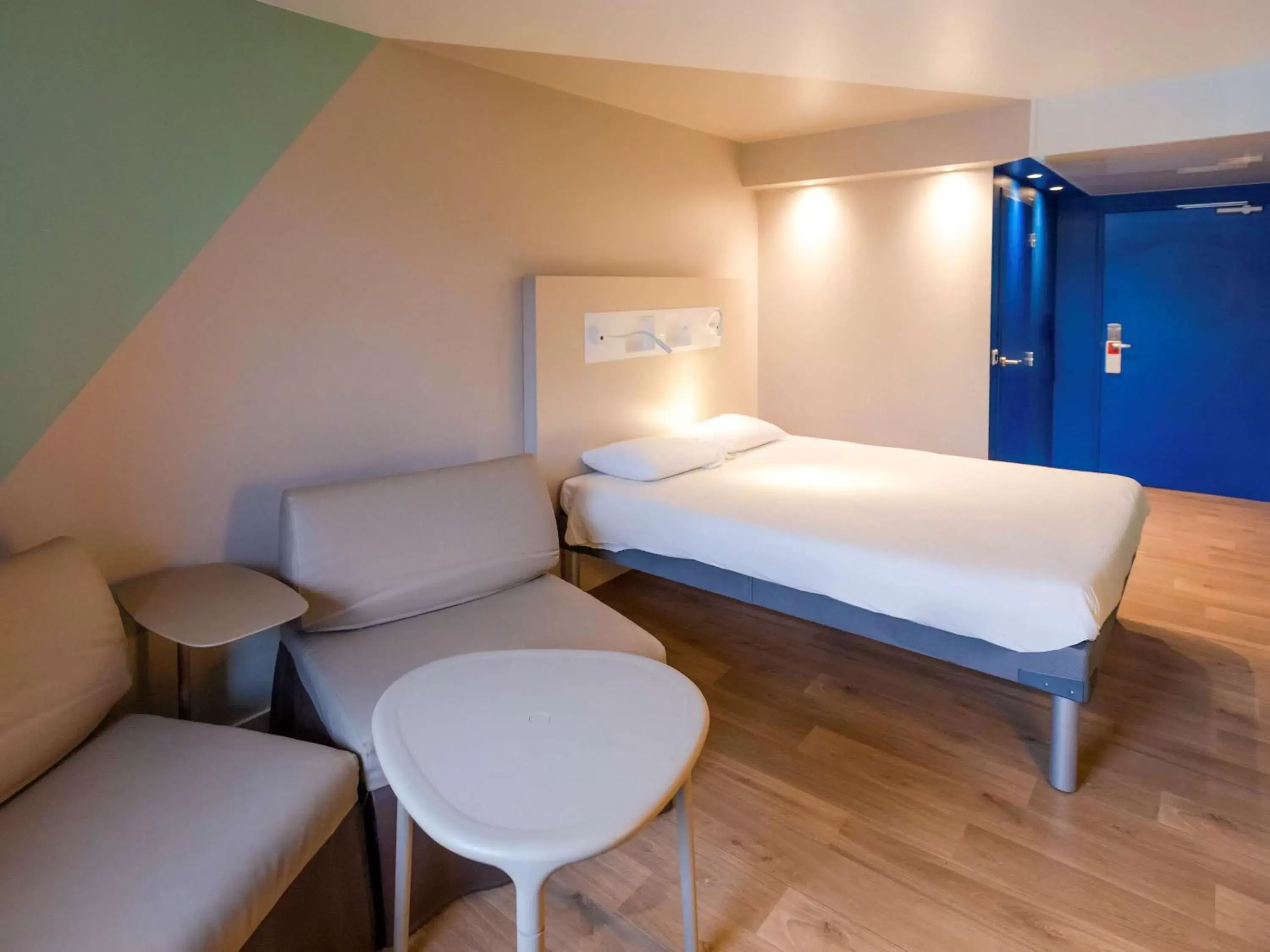 Bedroom, Bed in ibis budget Albertville