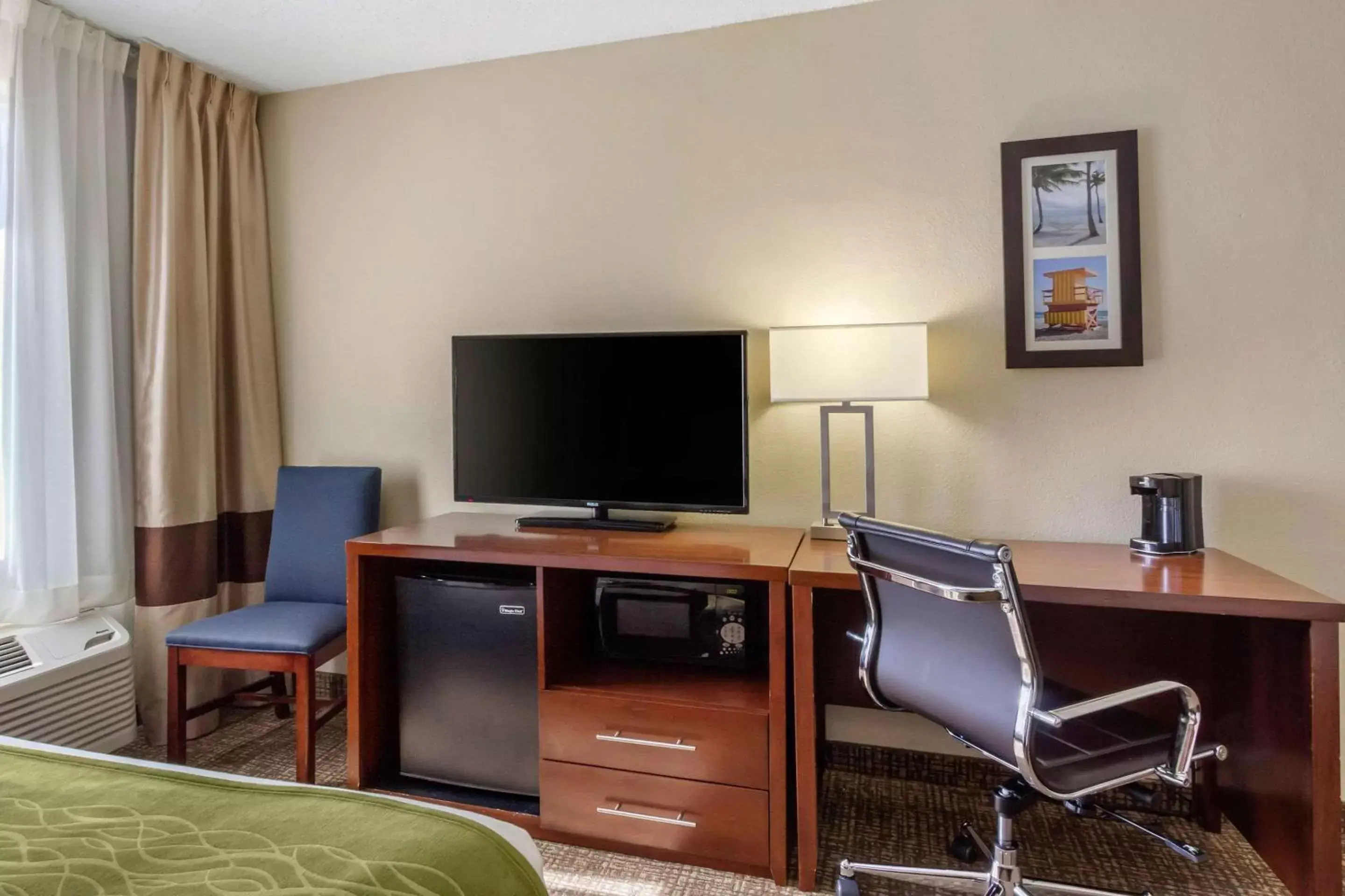 Photo of the whole room, TV/Entertainment Center in Comfort Inn St Petersburg North