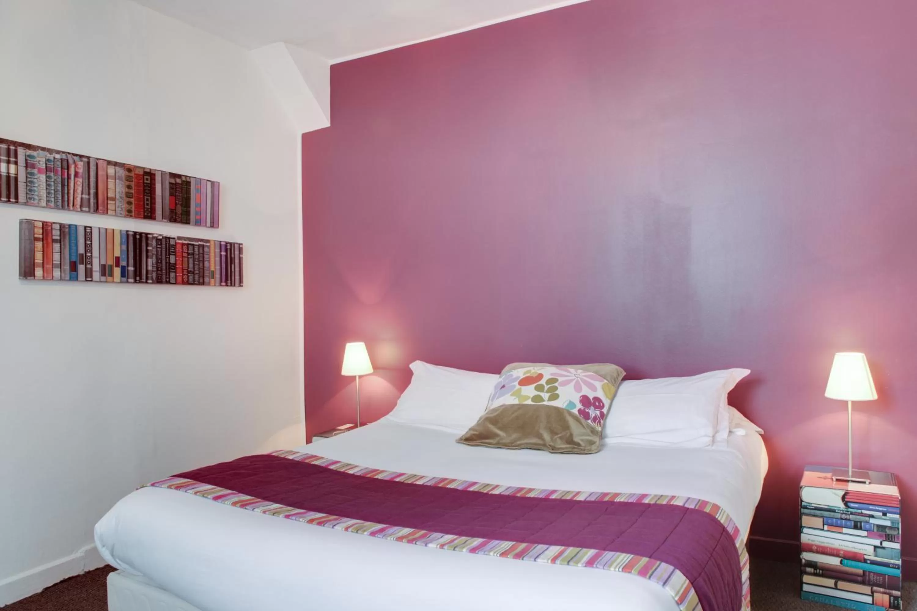 Bed in The Originals Boutique, Hôtel Victoria, Fontainebleau