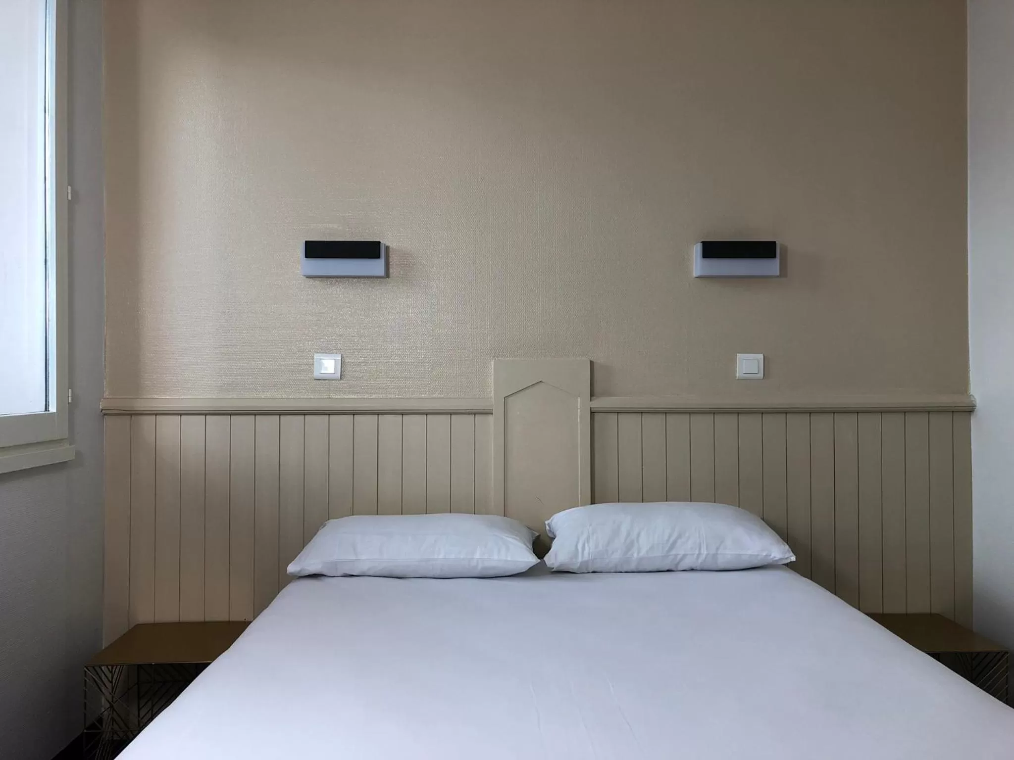 Bedroom, Bed in HALT HOTEL - Choisissez l'Hôtellerie Indépendante