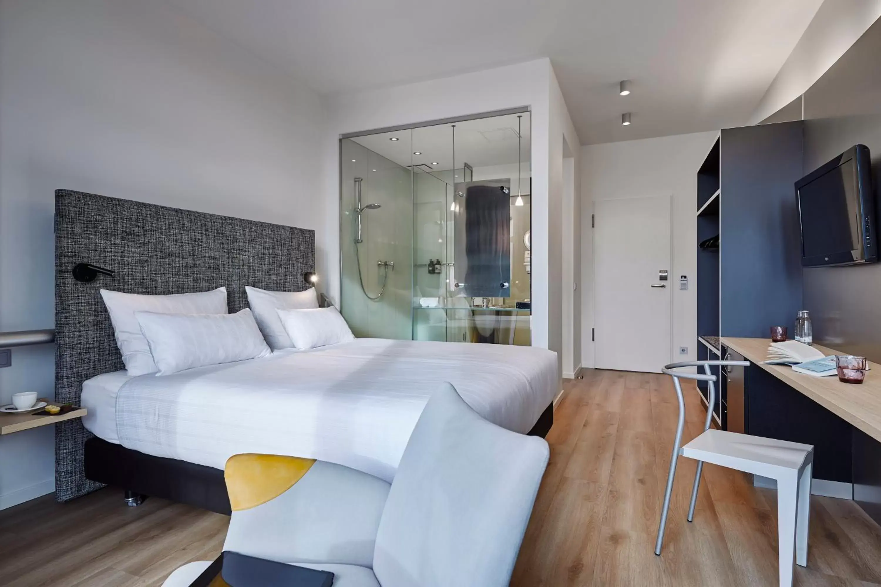 Photo of the whole room, Bed in INNSiDE by Meliá Bremen