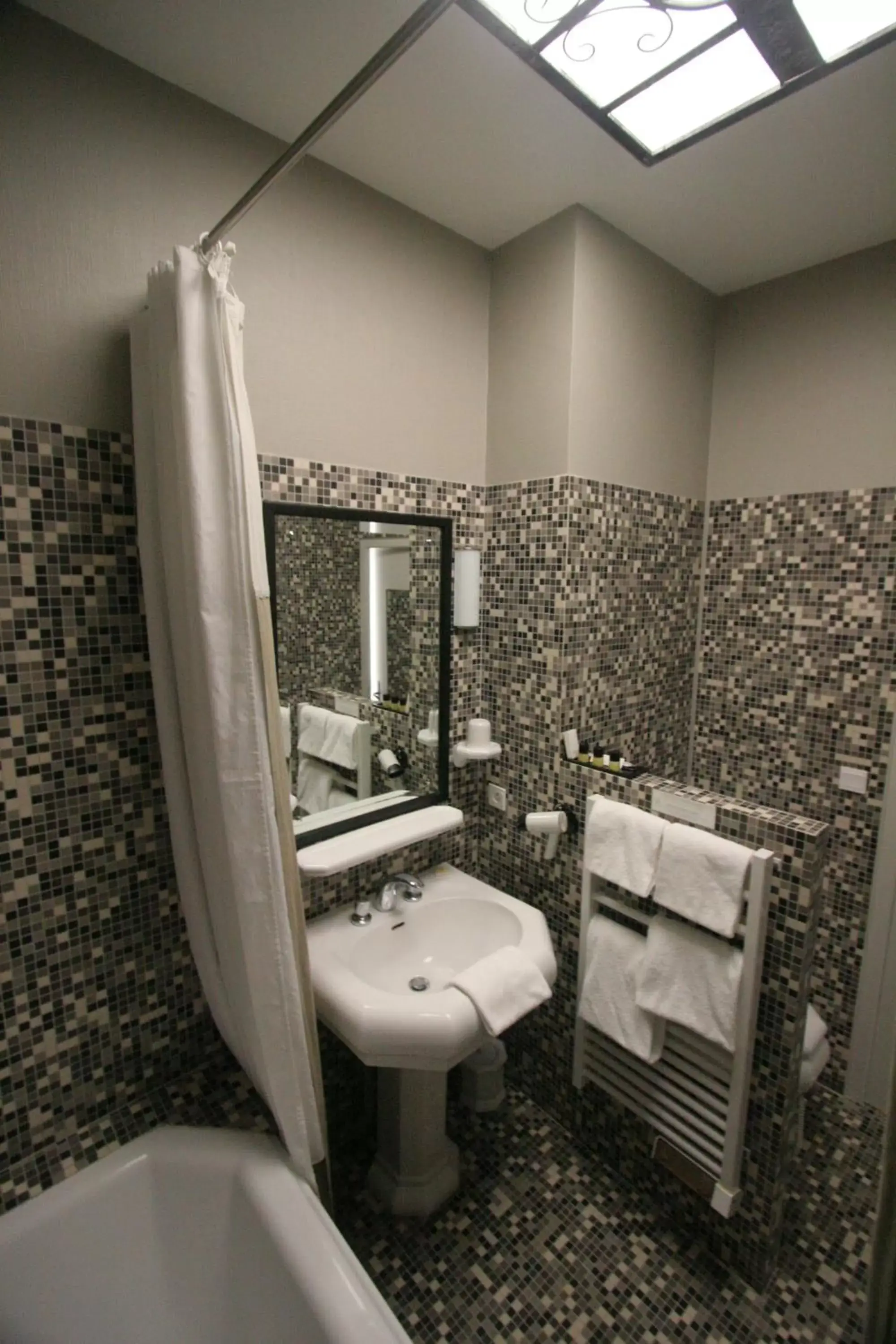 Bathroom in Hôtel St Pierre