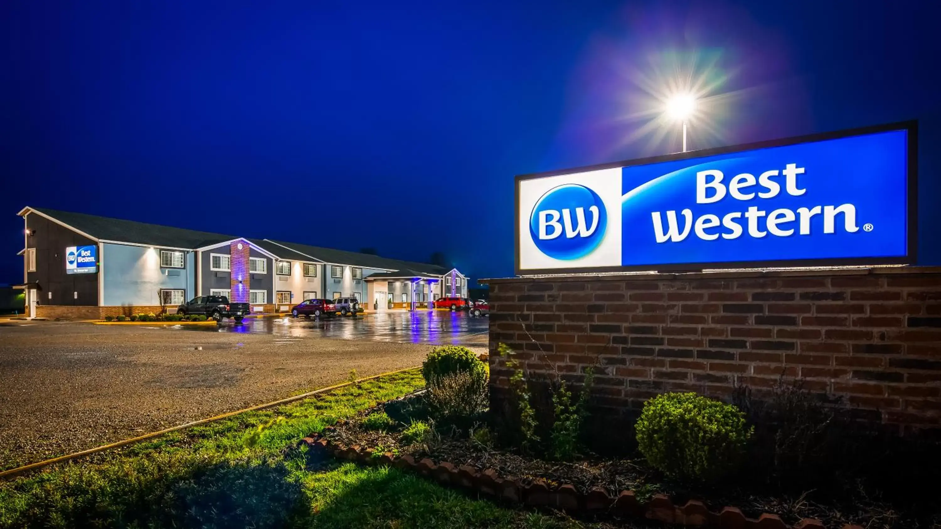 Facade/entrance, Property Building in Best Western Mt. Vernon Inn