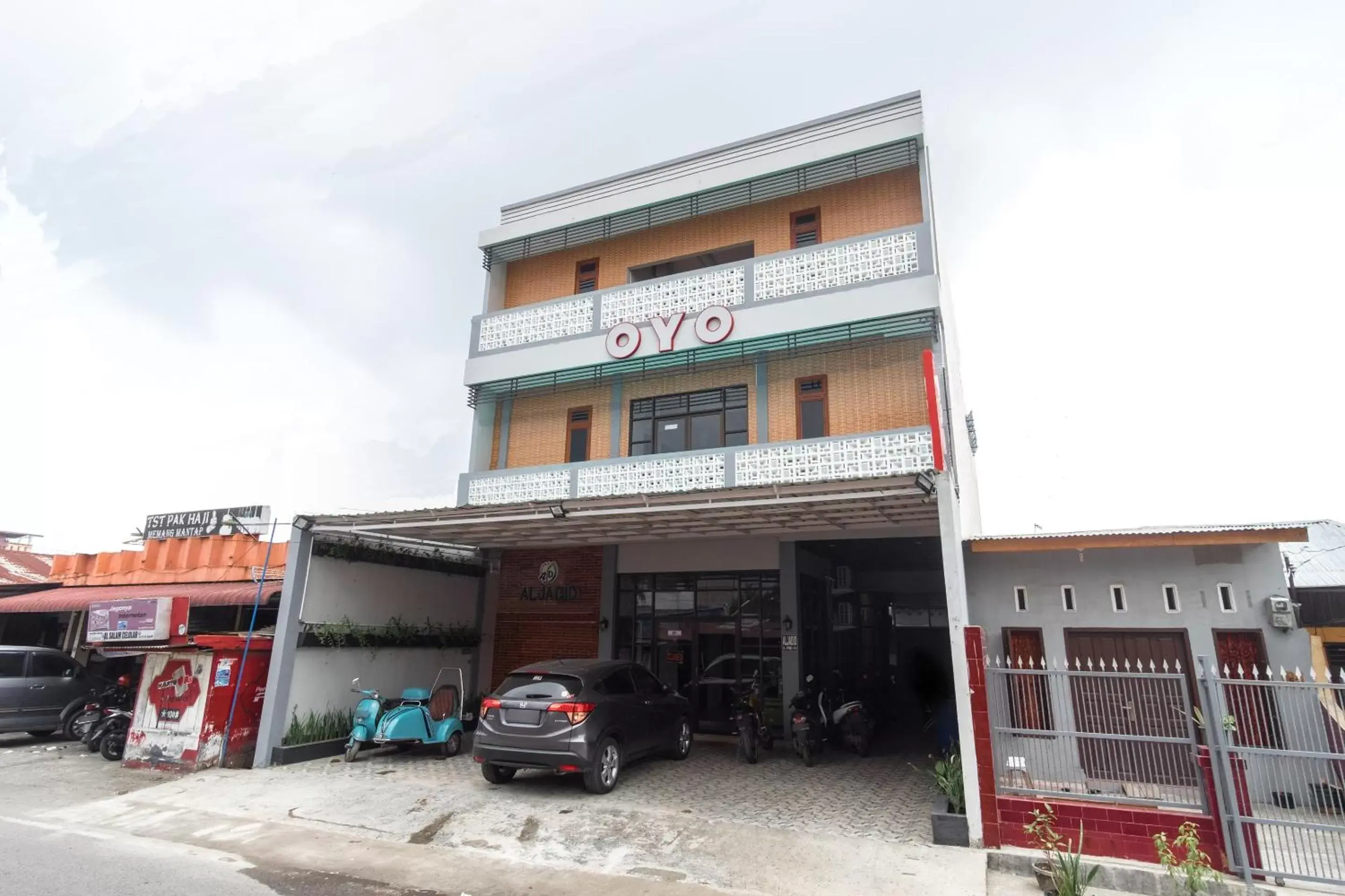 Facade/entrance, Property Building in SUPER OYO 456 Aljadid Guest House Syariah