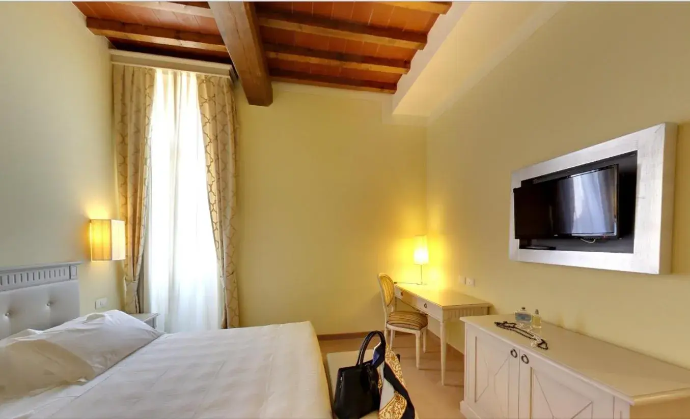 Bed, TV/Entertainment Center in LHP Hotel Certaldo