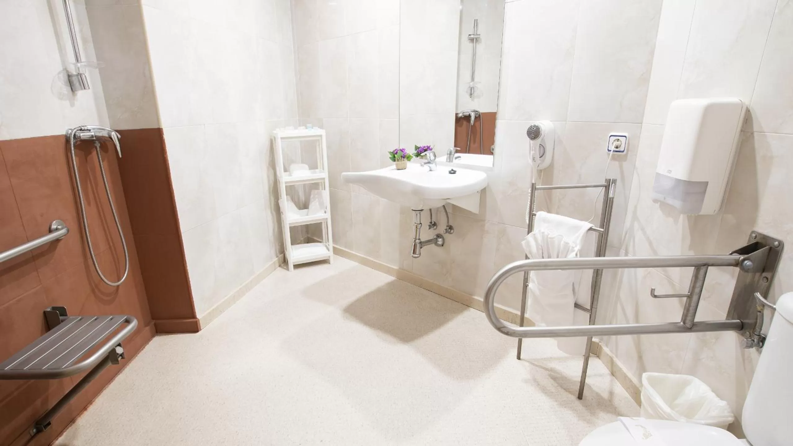 Shower in Hotel Isabel de Segura