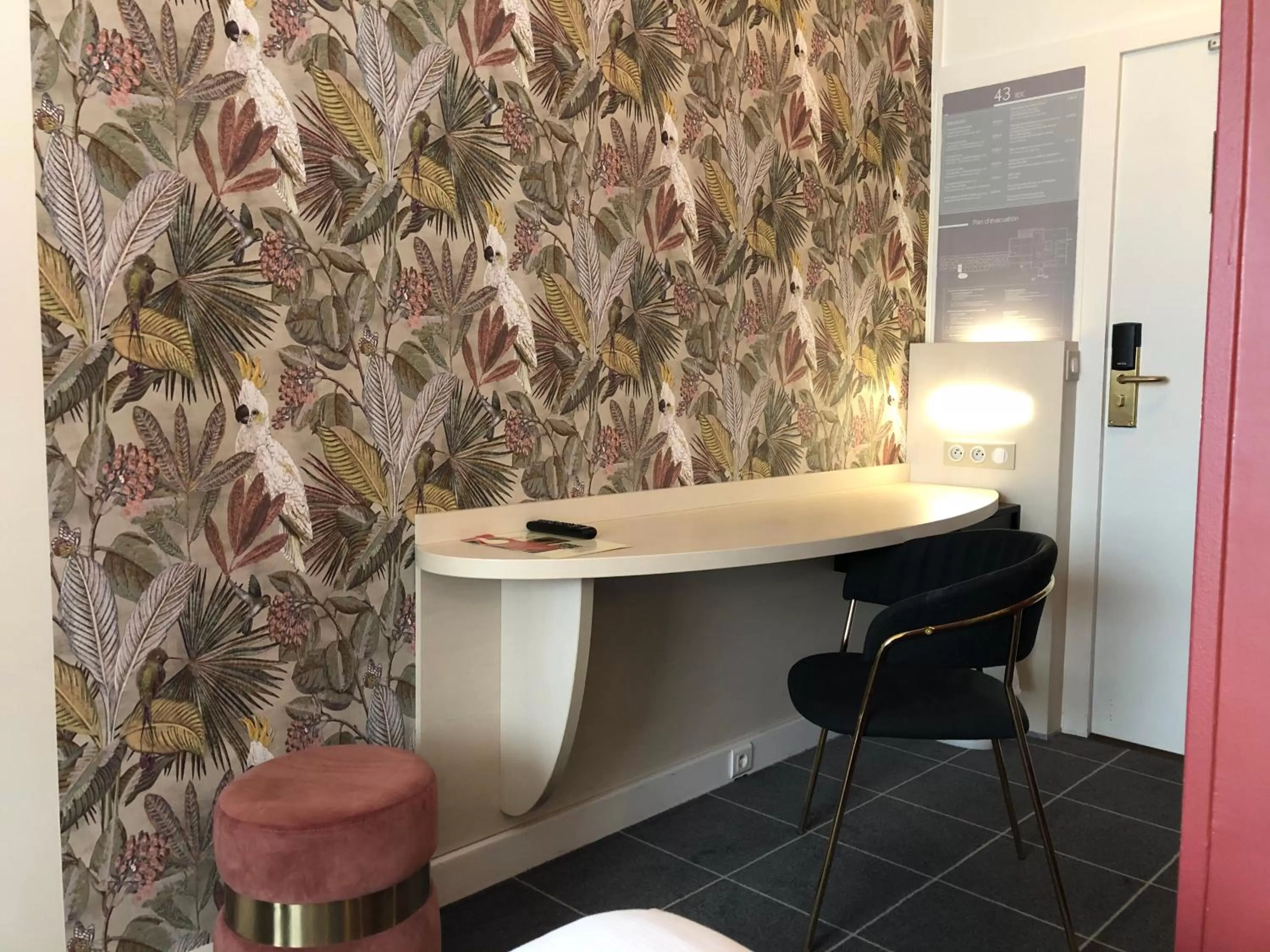 Bedroom in Best Western Hotel du Lac Dunkerque- Restaurant ouvert 7/7 midi et soir