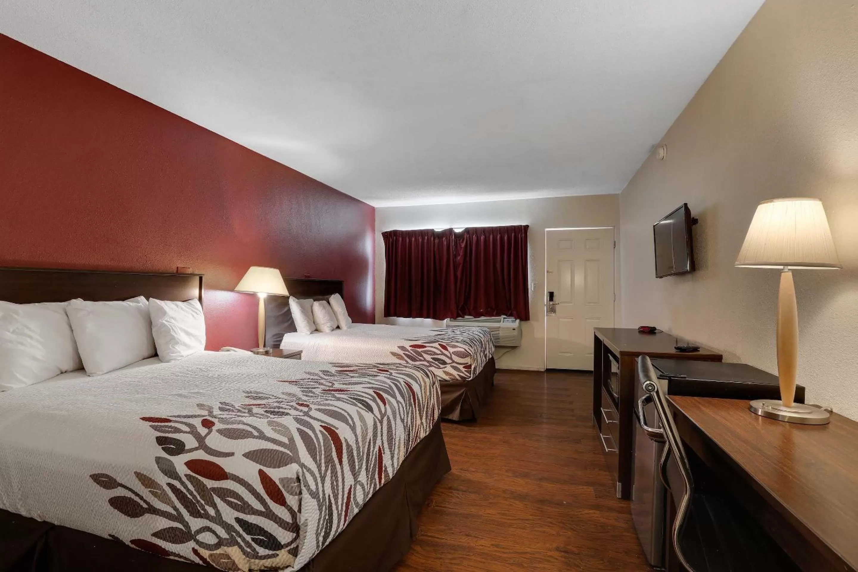 Photo of the whole room, Bed in Red Roof Inn Needles