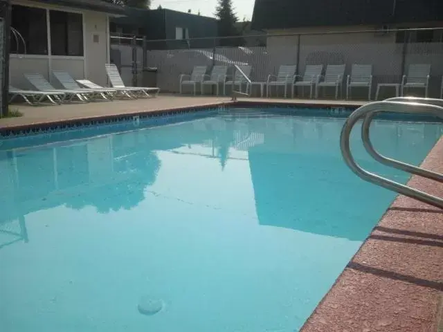 Swimming Pool in Apple Tree Inn
