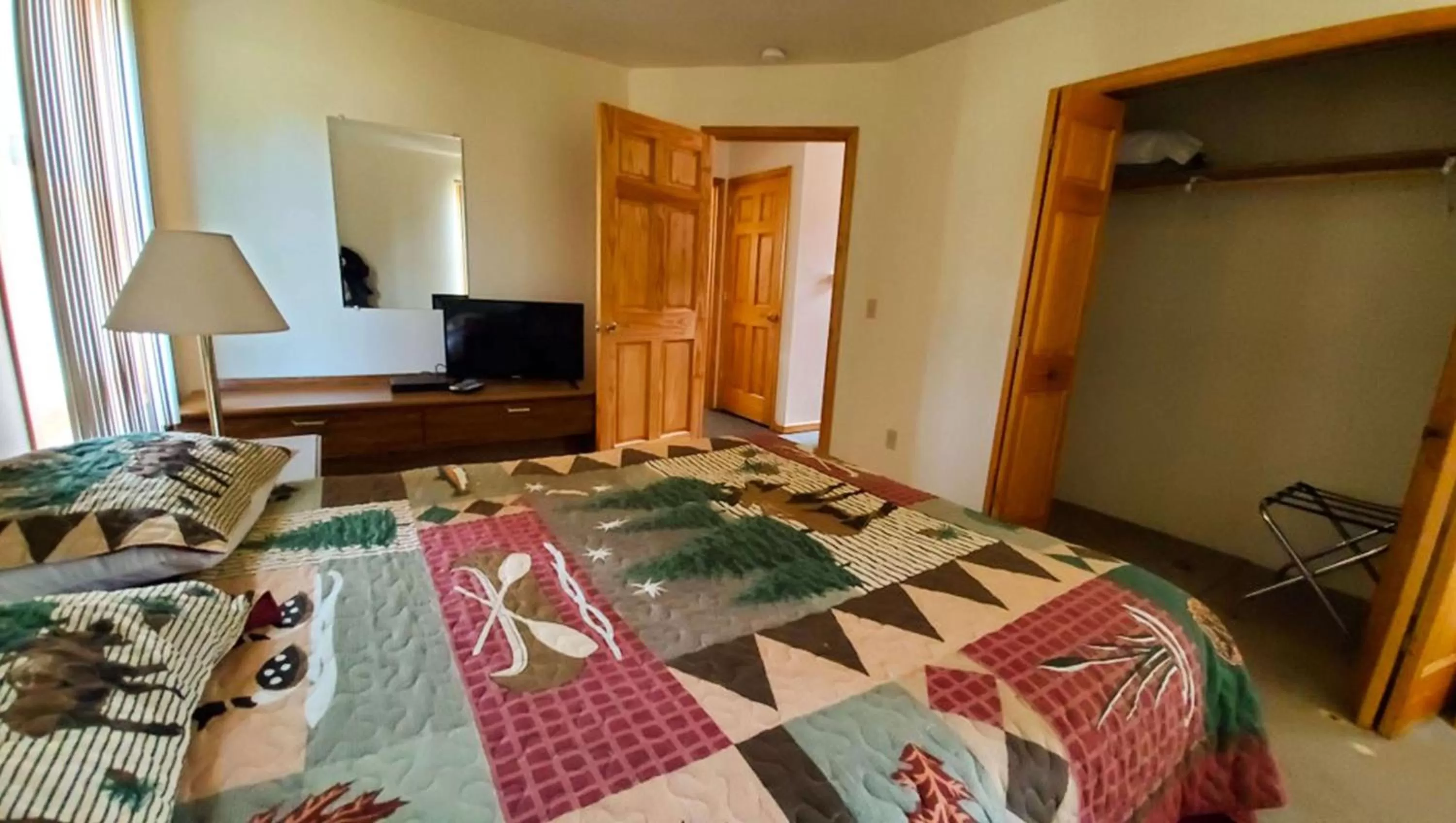 Photo of the whole room, Bed in Jasper Ridge Inn Ishpeming