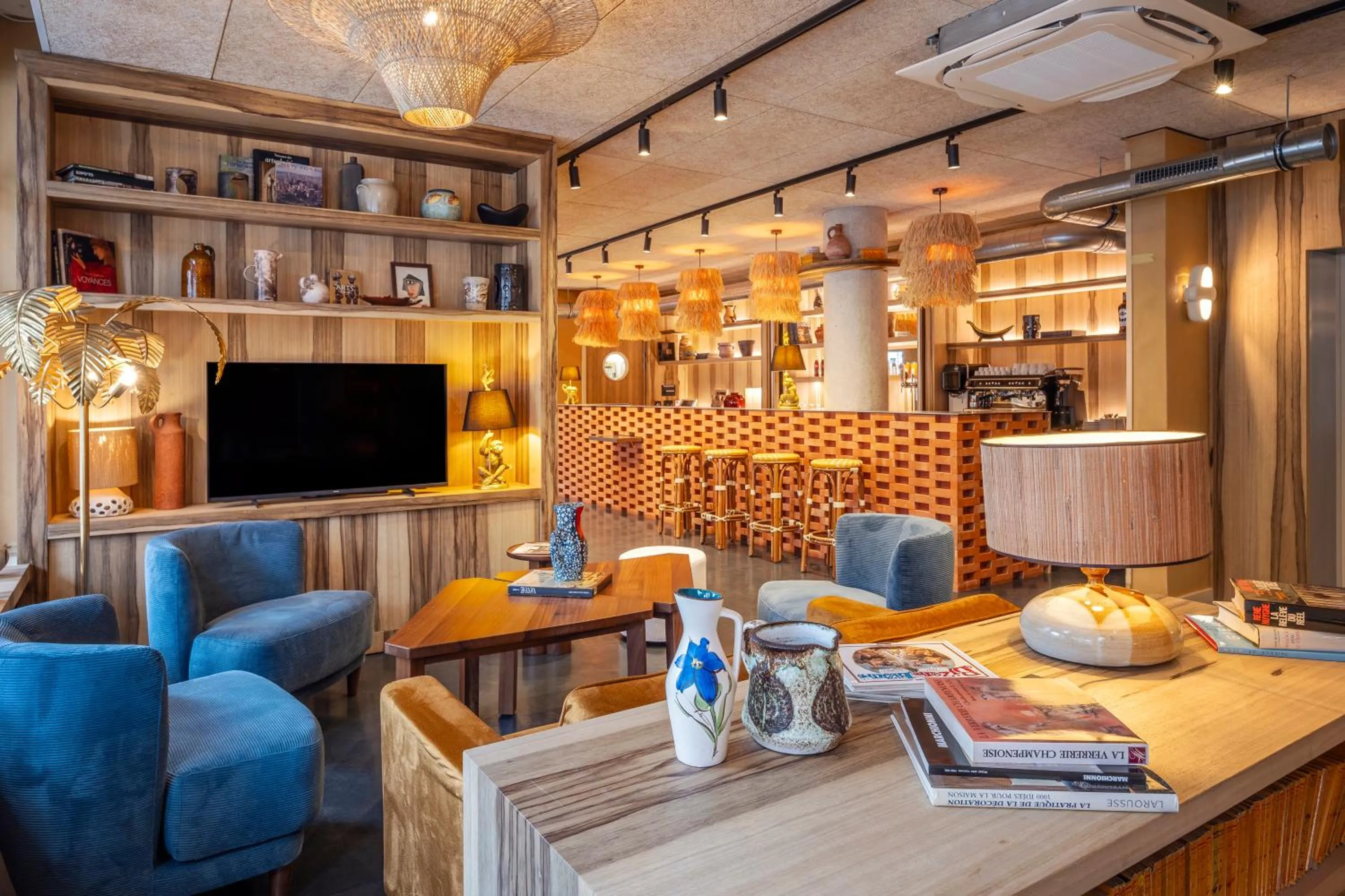 Communal lounge/ TV room in Kopster Hotel Paris Porte de Versailles