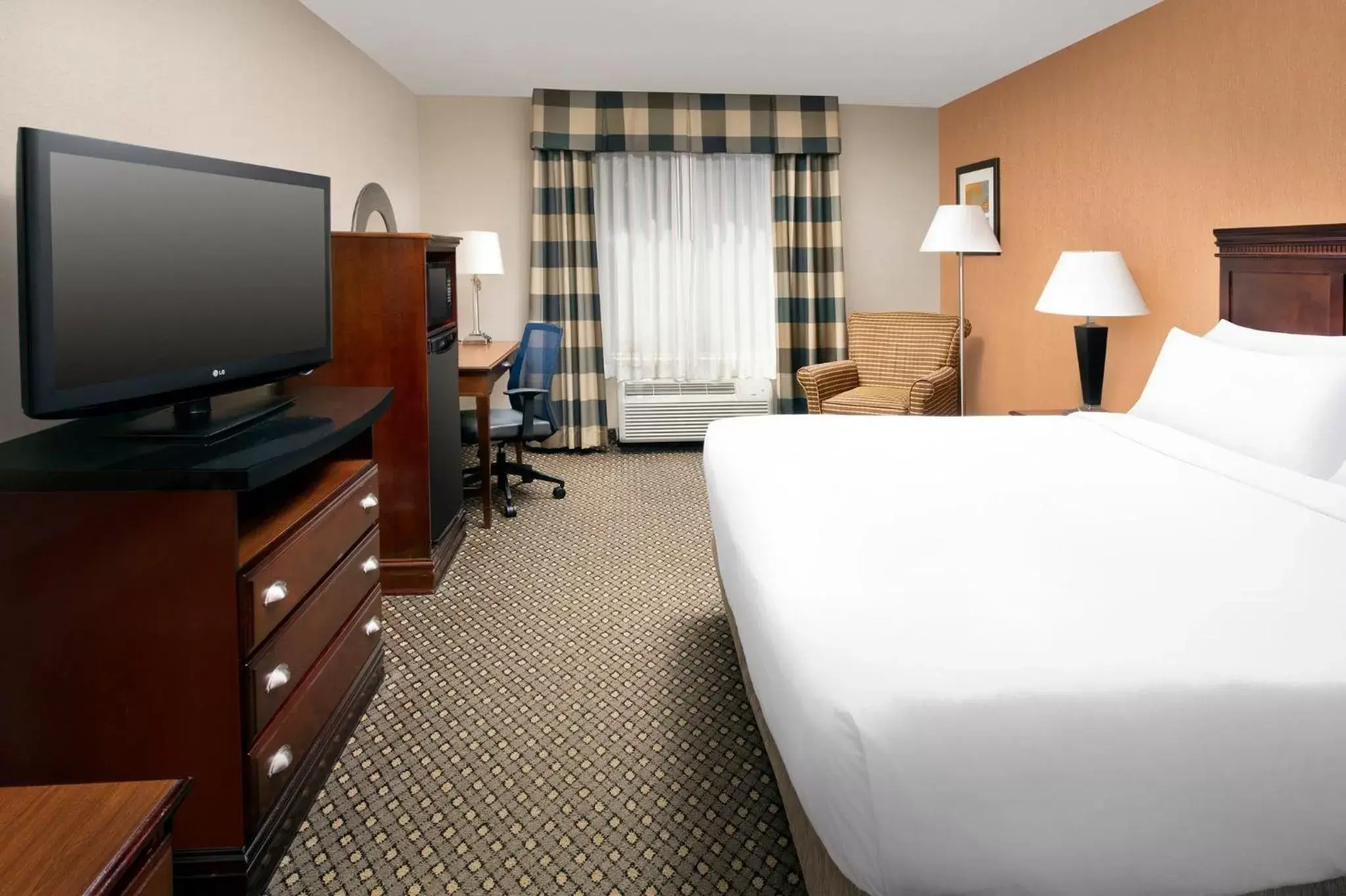 Photo of the whole room, Bed in Holiday Inn Express & Suites by IHG Chambersburg, an IHG Hotel