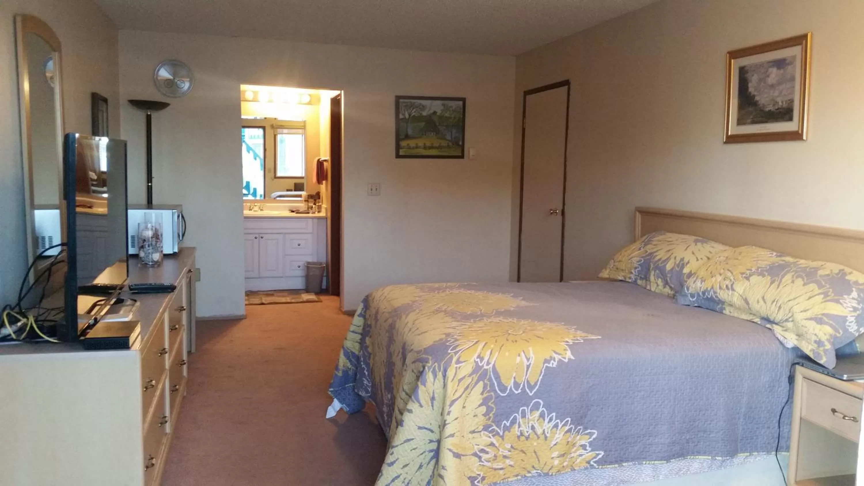 Photo of the whole room, Bed in RANCHLAND Inn