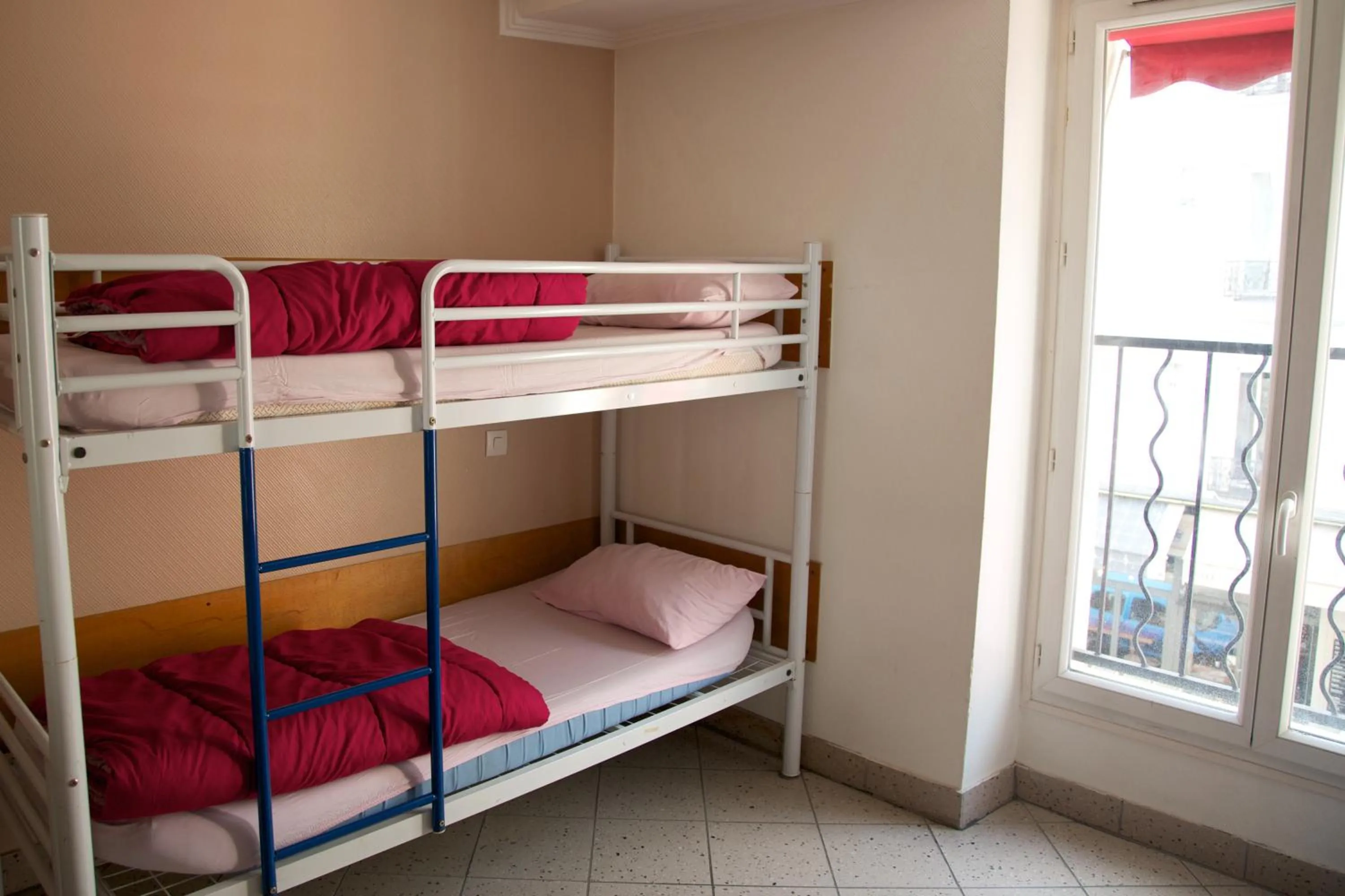 bunk bed, Bed in Auberge Internationale des Jeunes