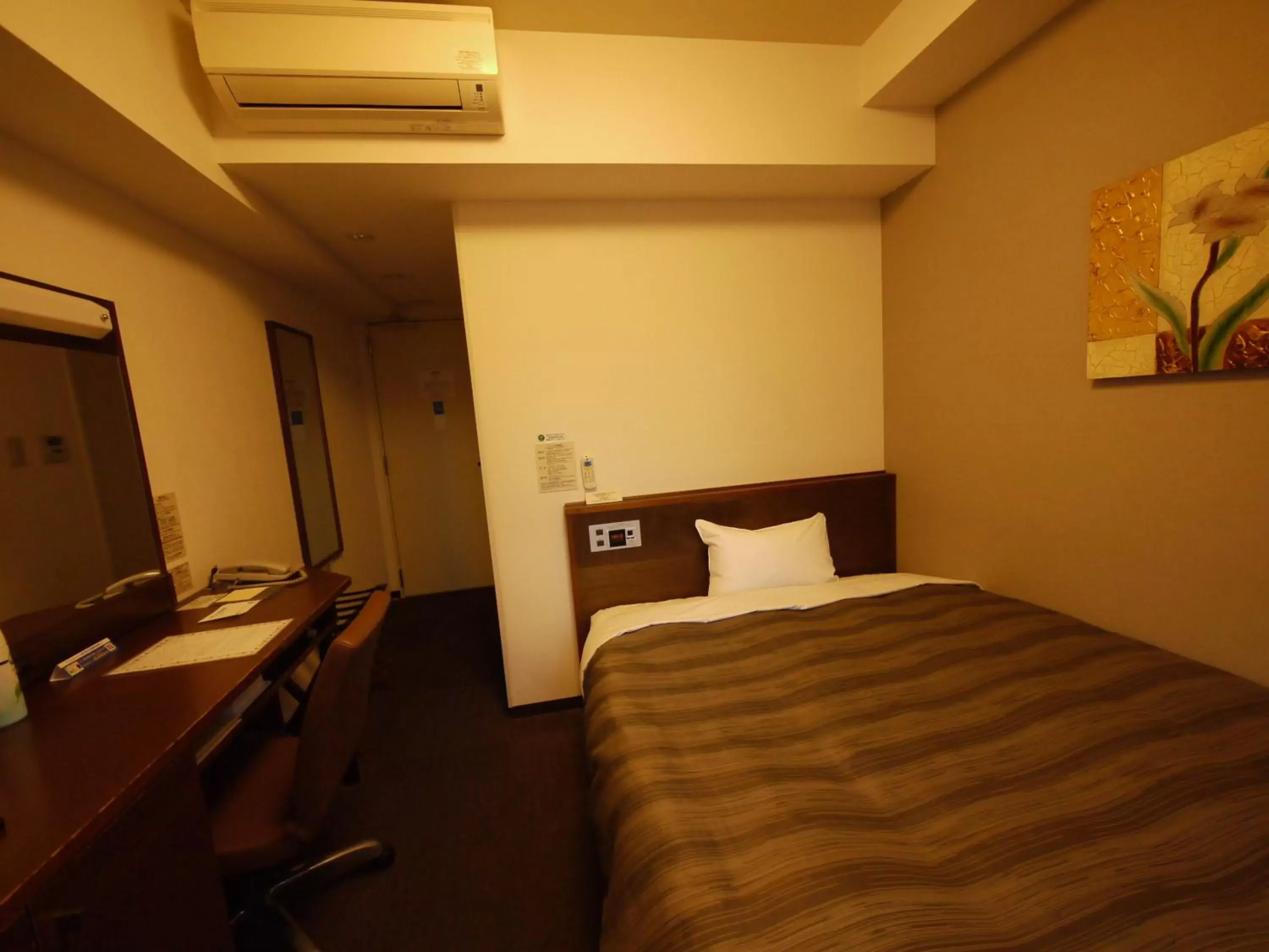Photo of the whole room, Bed in Hotel Route-Inn Nagoya Imaike Ekimae