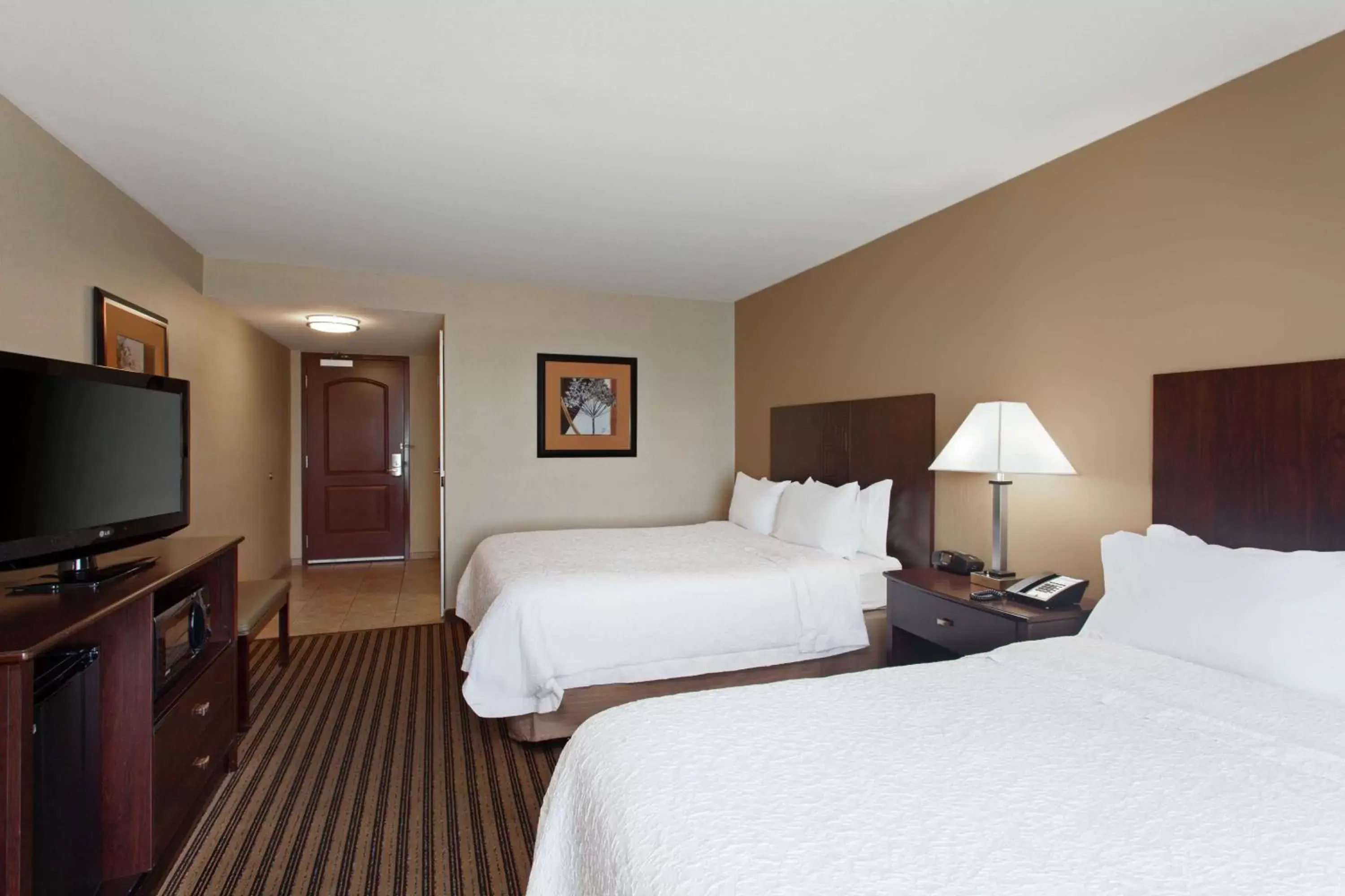 Bedroom, TV/Entertainment Center in Hampton Inn & Suites Fresno - Northwest