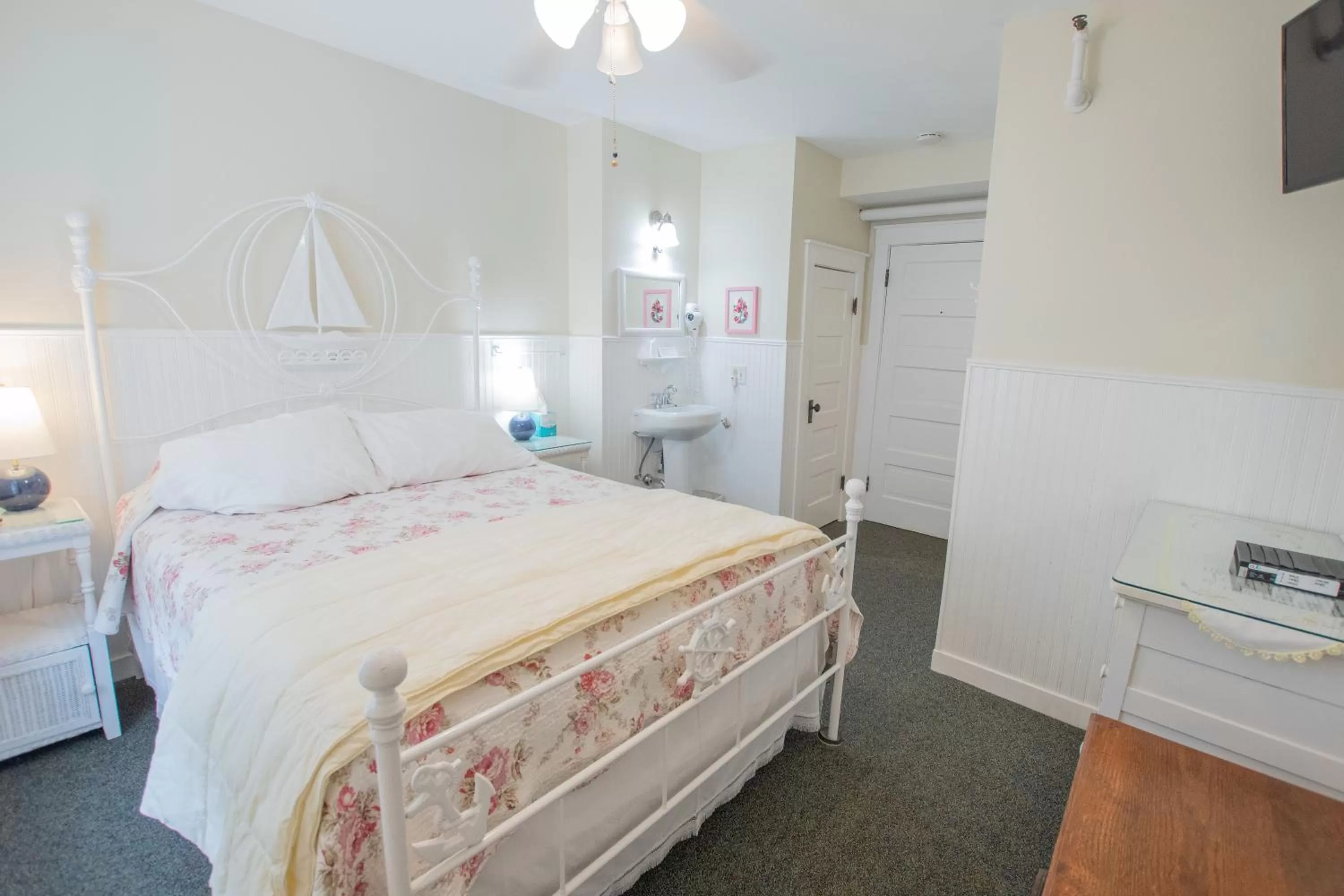 Bed in Terrace Inn and 1911 Restaurant