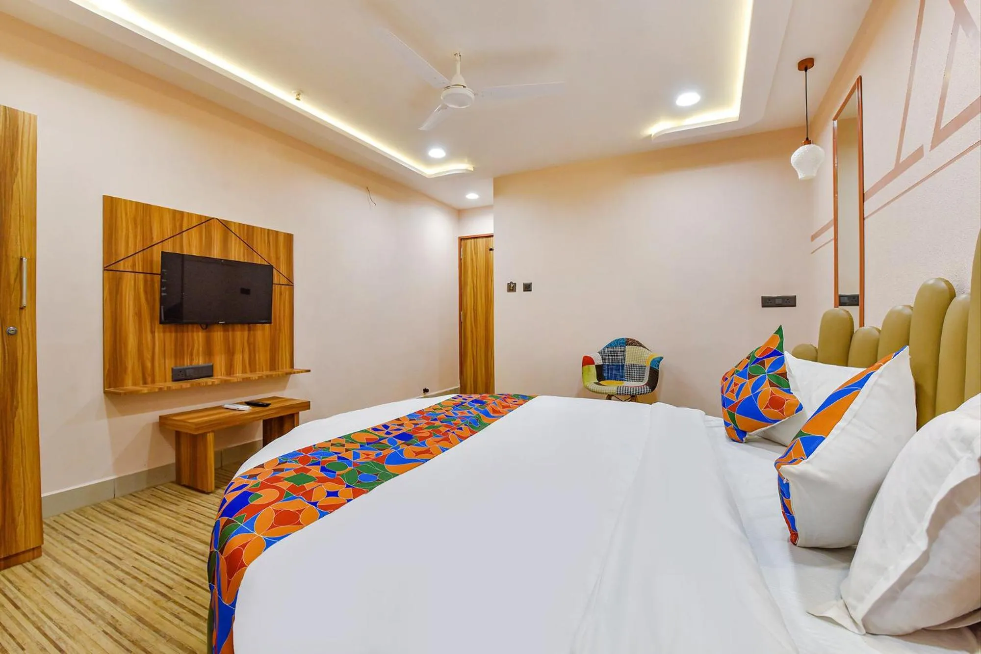 Communal lounge/ TV room in FabHotel The Palace