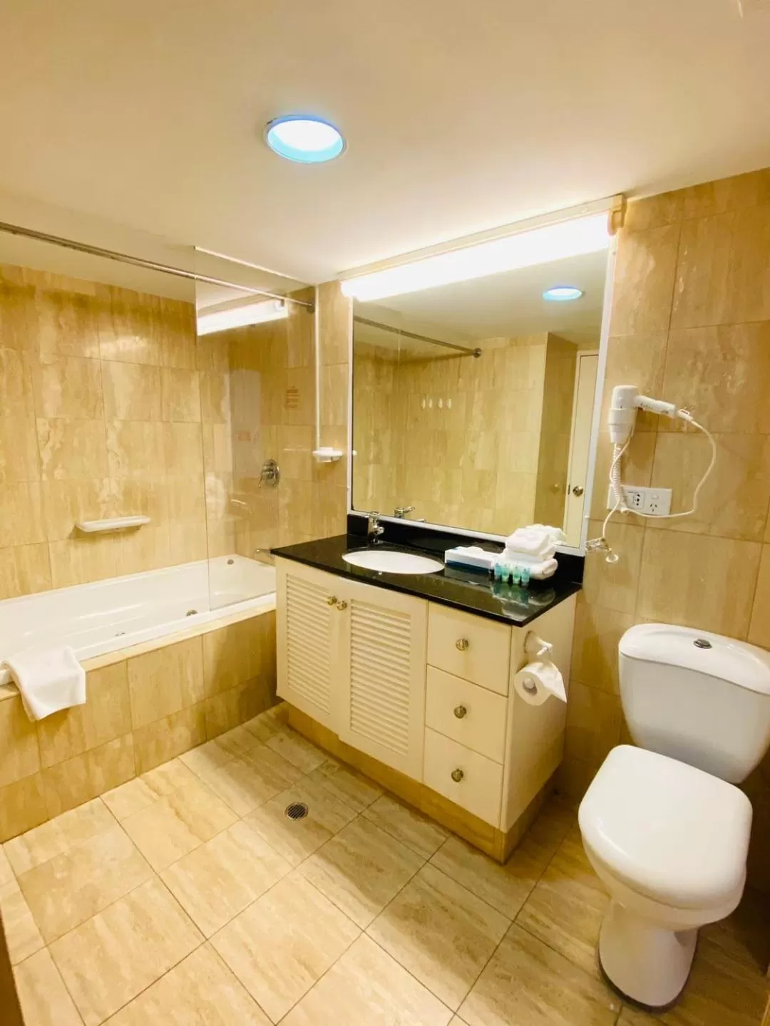 Bathroom in Acacia Court Hotel