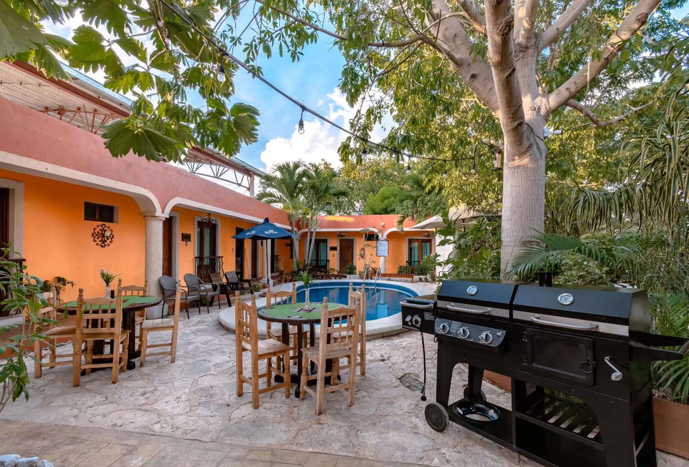 Patio in El Zaguán Colonial by GuruHotel