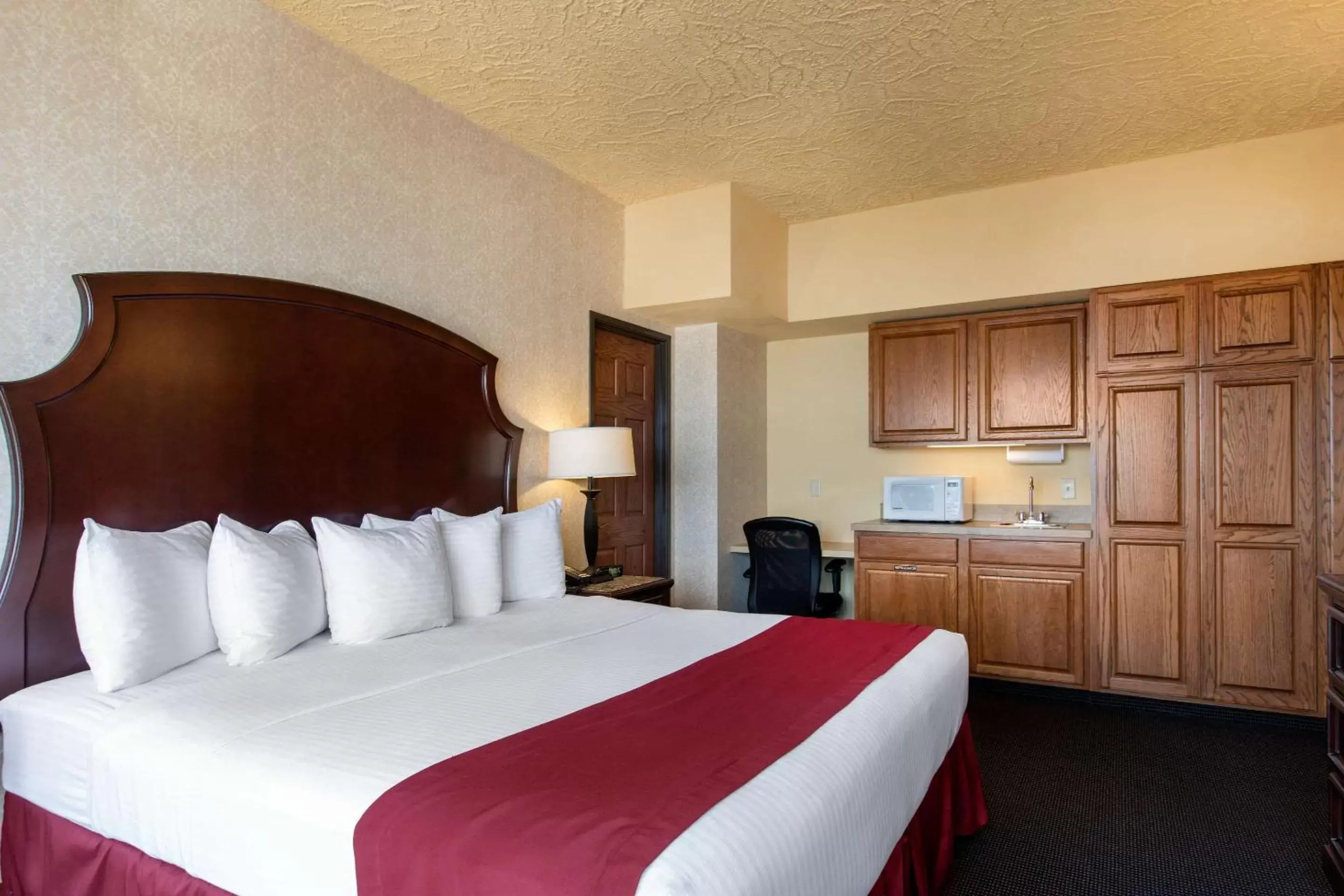 Photo of the whole room, Bed in Shoreline Inn & Conference Center, Ascend Hotel Collection