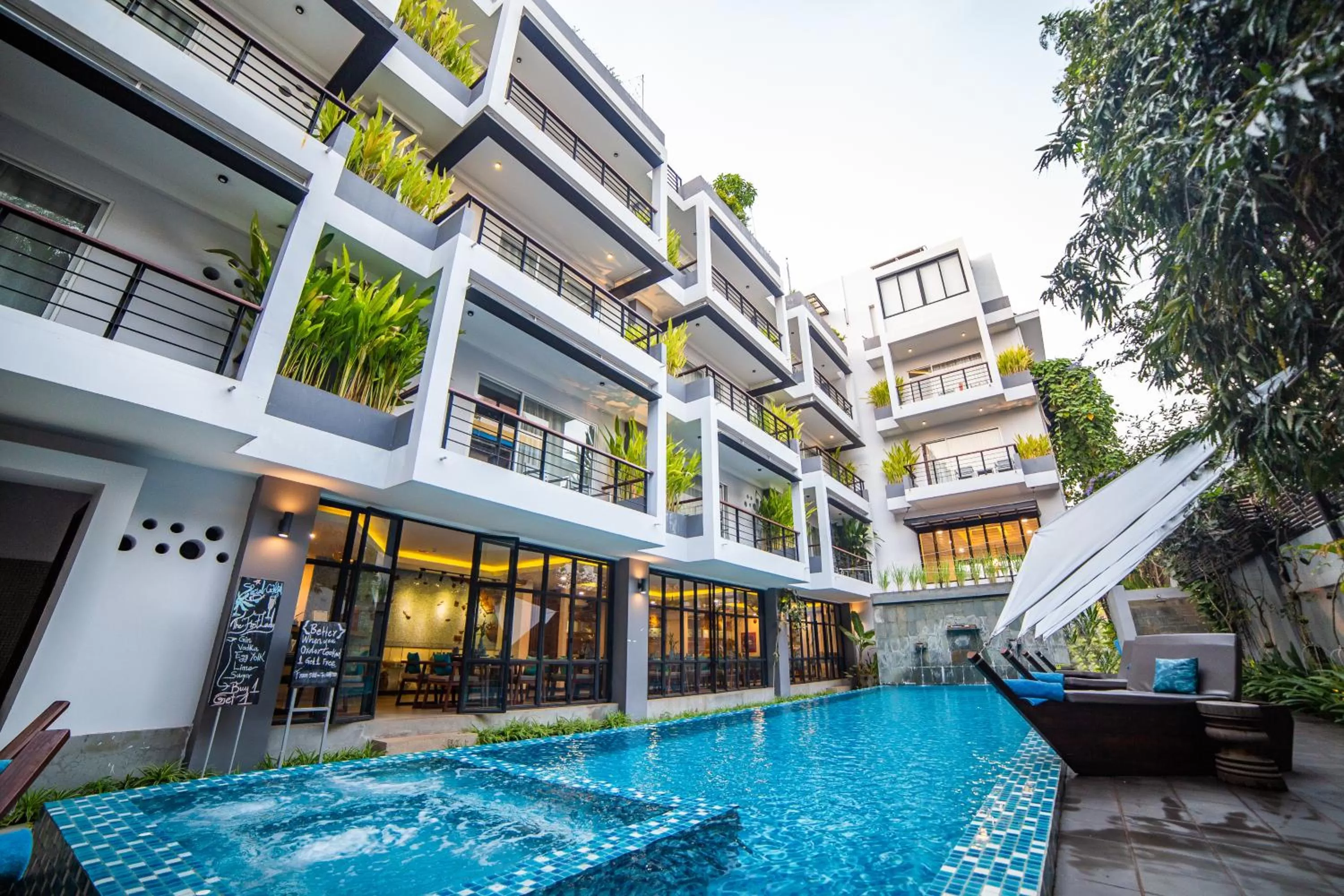 Swimming pool in Riversoul Boutique