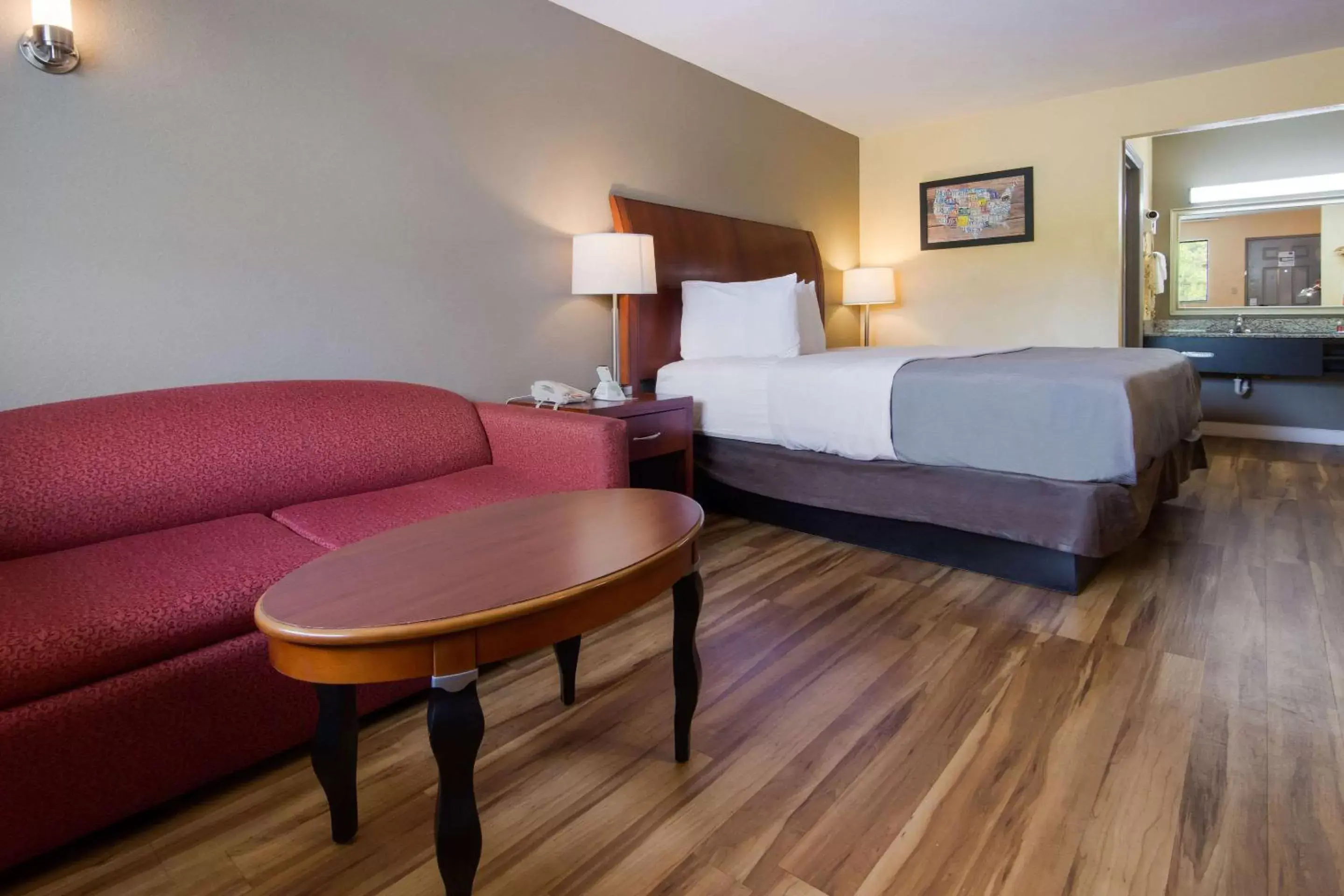 Photo of the whole room, Bed in Econo Lodge Battleboro - Rocky Mount I-95