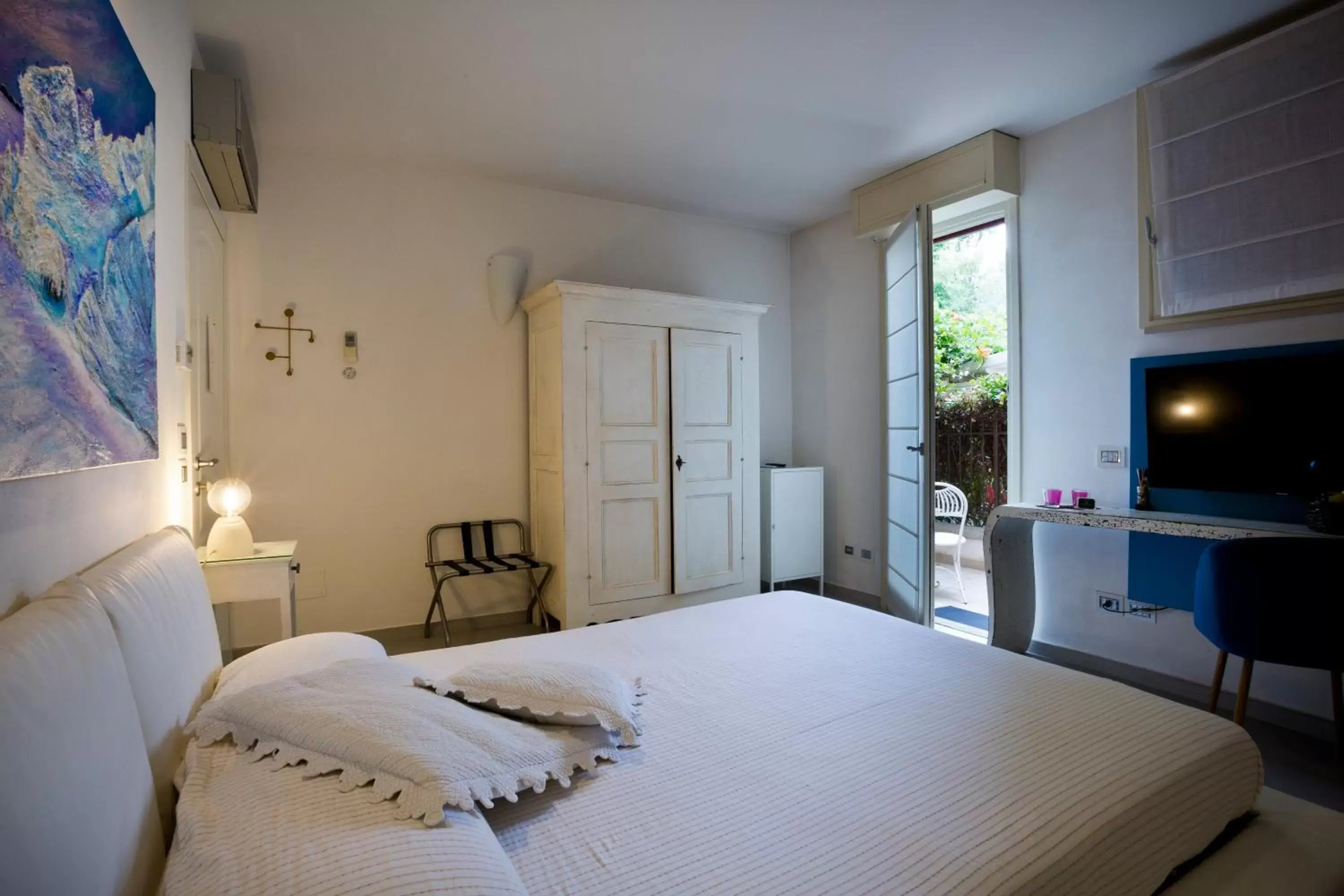 Photo of the whole room, Bed in La Villa Desenzano
