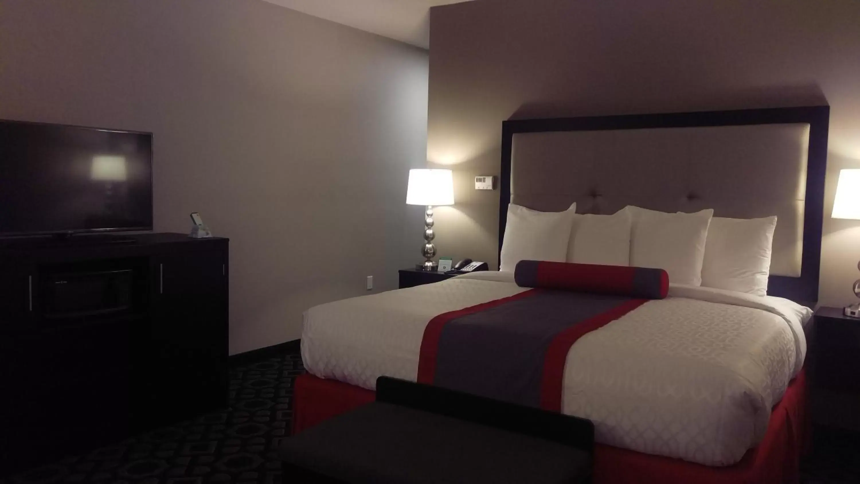Bed in Best Western Plus Laredo Inn & Suites