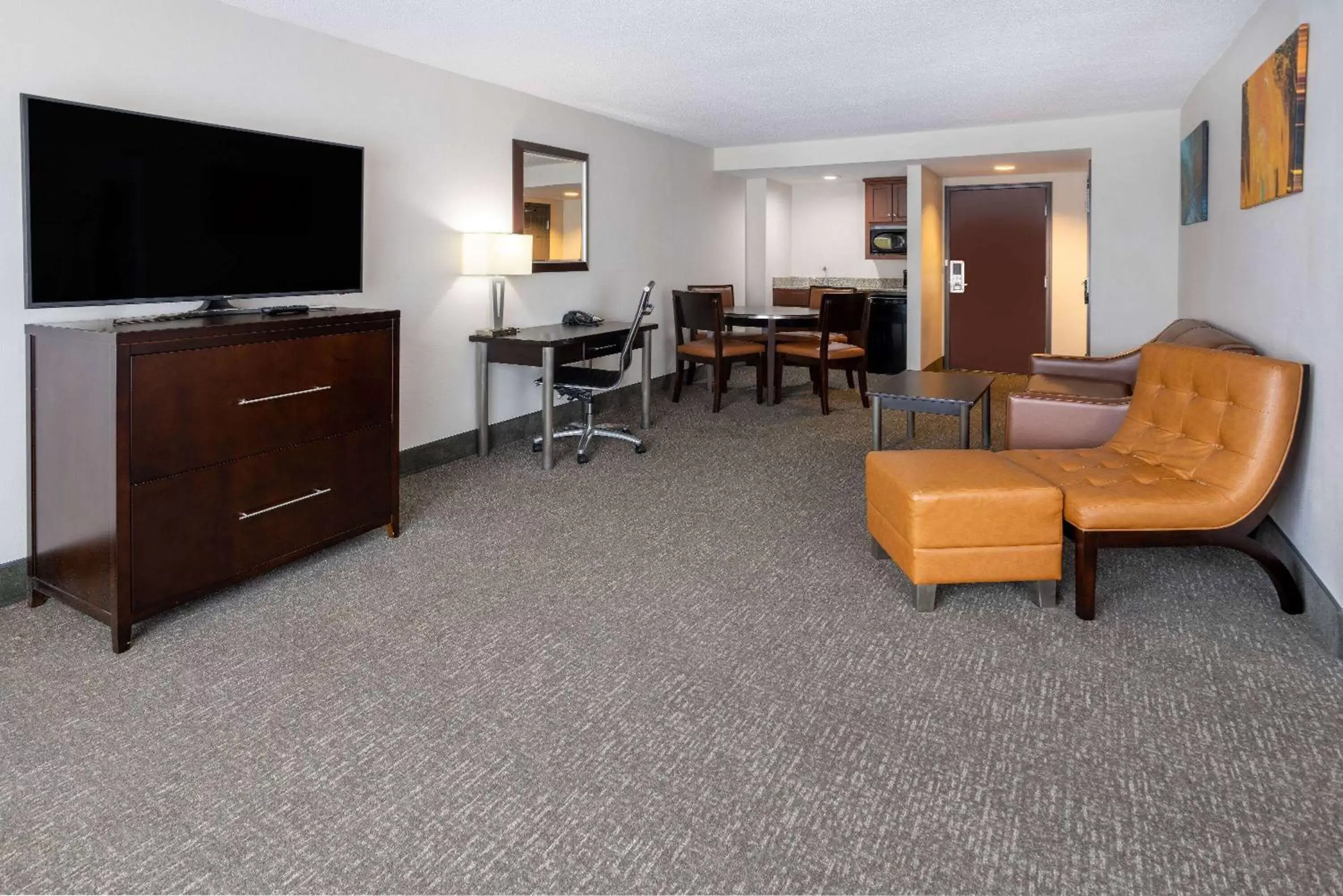 Bed, TV/Entertainment Center in Wingate by Wyndham Atlanta Galleria/ Ballpark