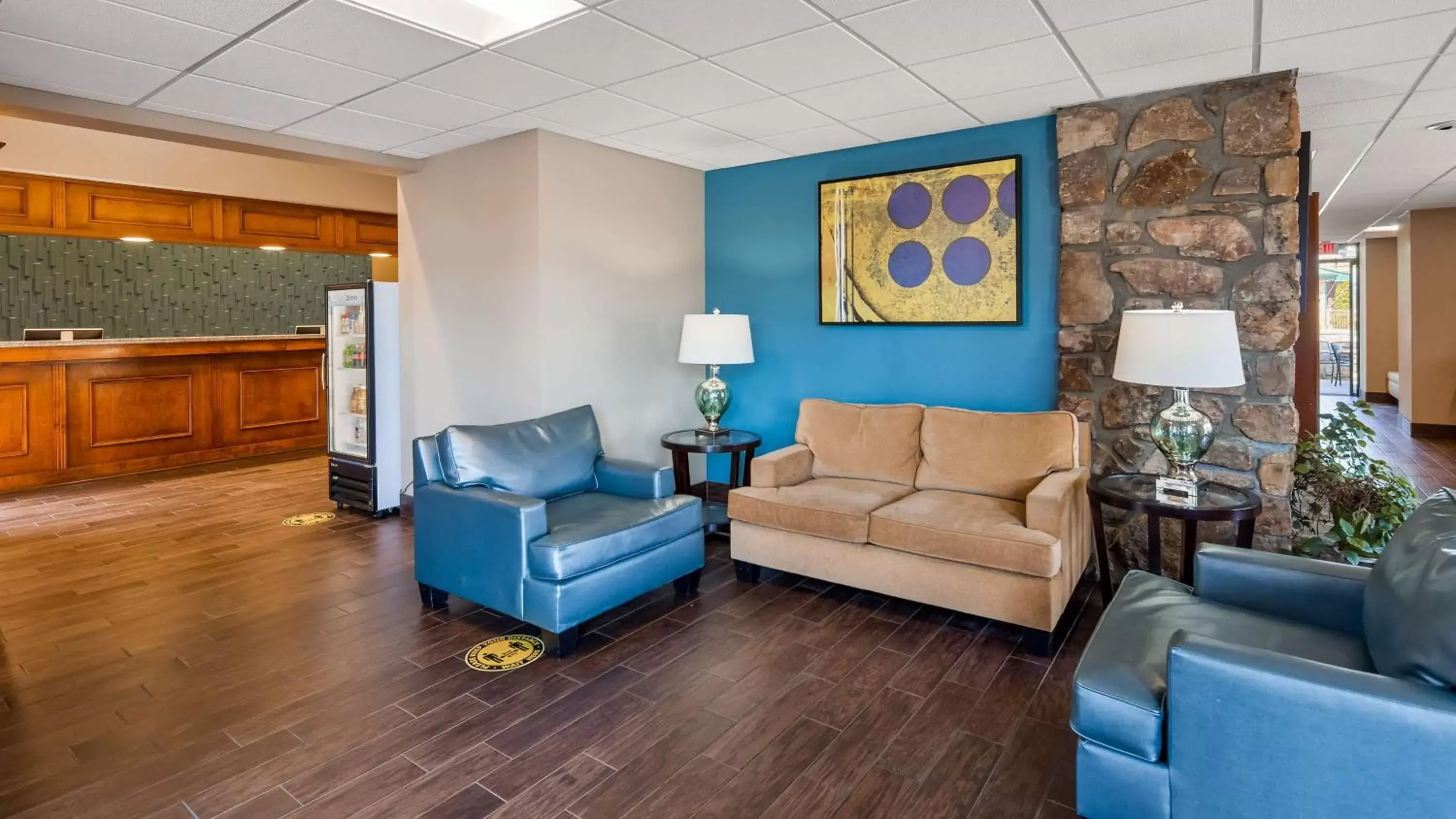 Lobby or reception, Seating Area in Best Western Toni Inn