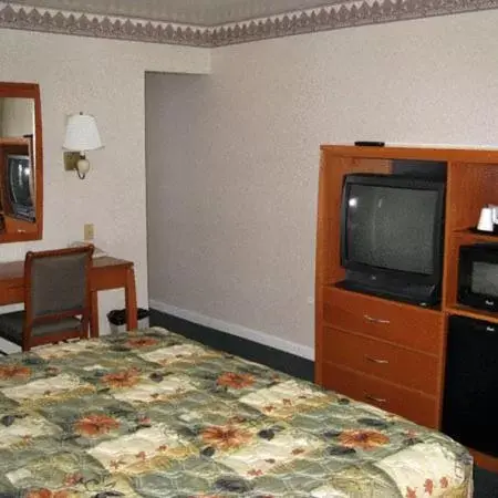 Bedroom, TV/Entertainment Center in Country Inn