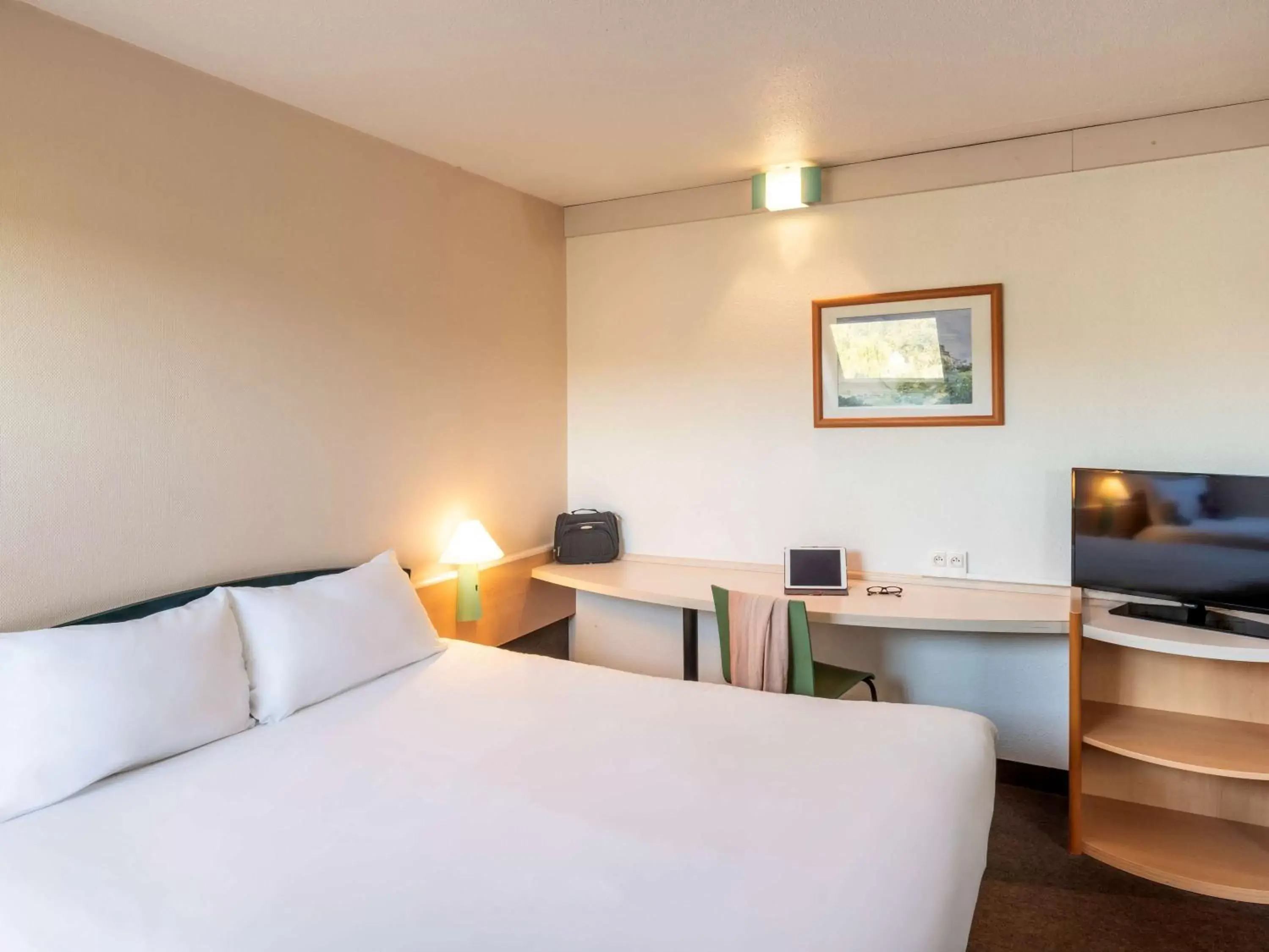 Photo of the whole room, Bed in ibis Creil Sur Oise